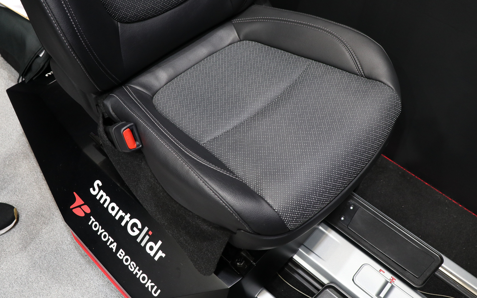 心拍数は座面下に内蔵したセンサーで計測