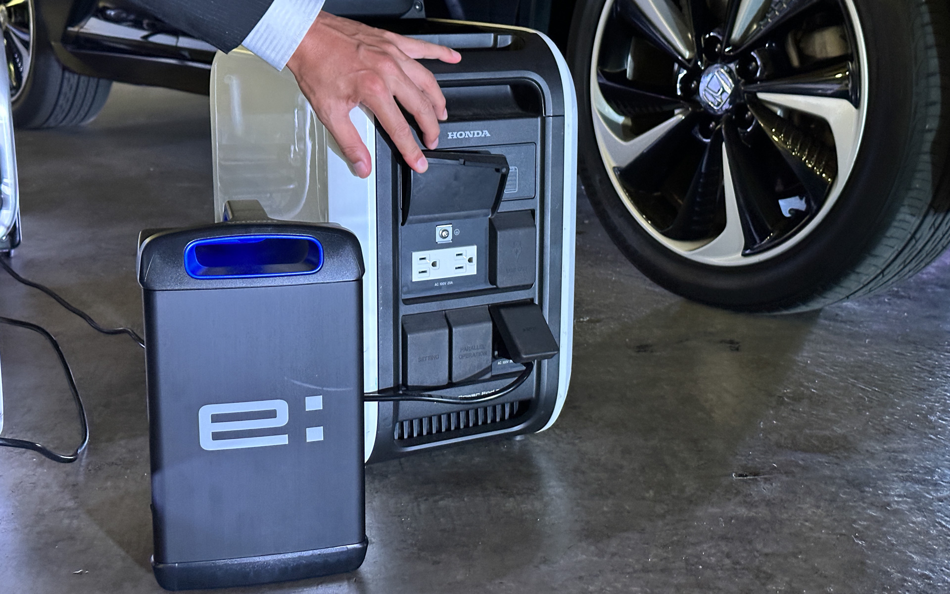 「クラリティ FUEL CELL」で作られた電気は、ホンダの外部給電器「Power Exporter e: 6000」で取り出され、着脱バッテリ式ポータブル電源「Honda Power Pod e:」へと充電される