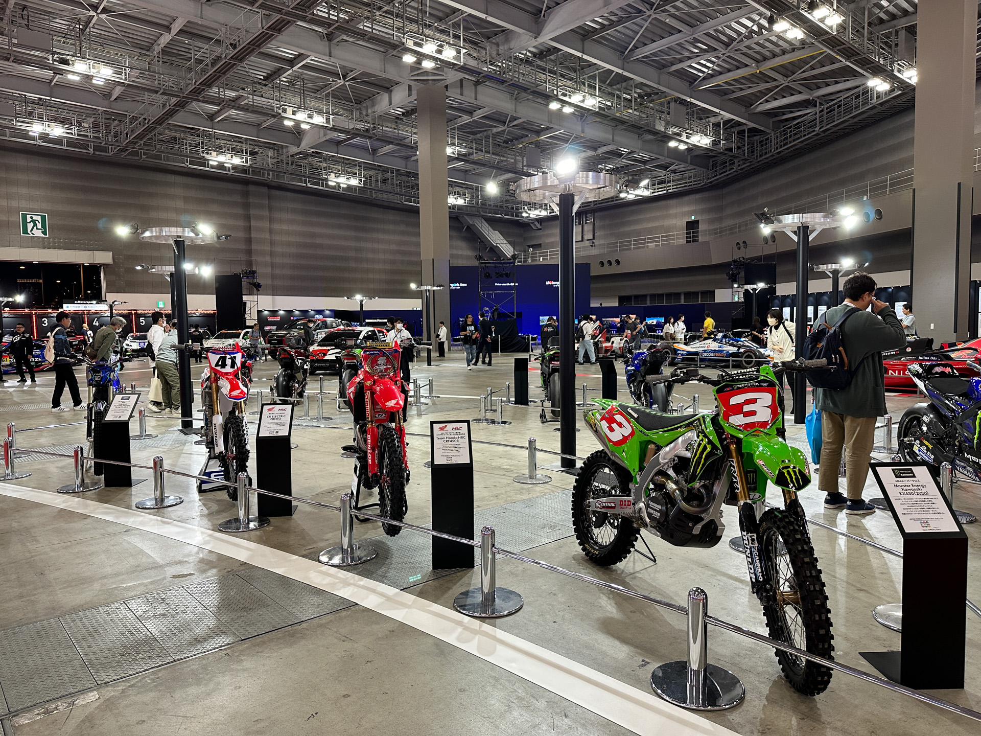 モータースポーツに参戦する二輪車両の展示