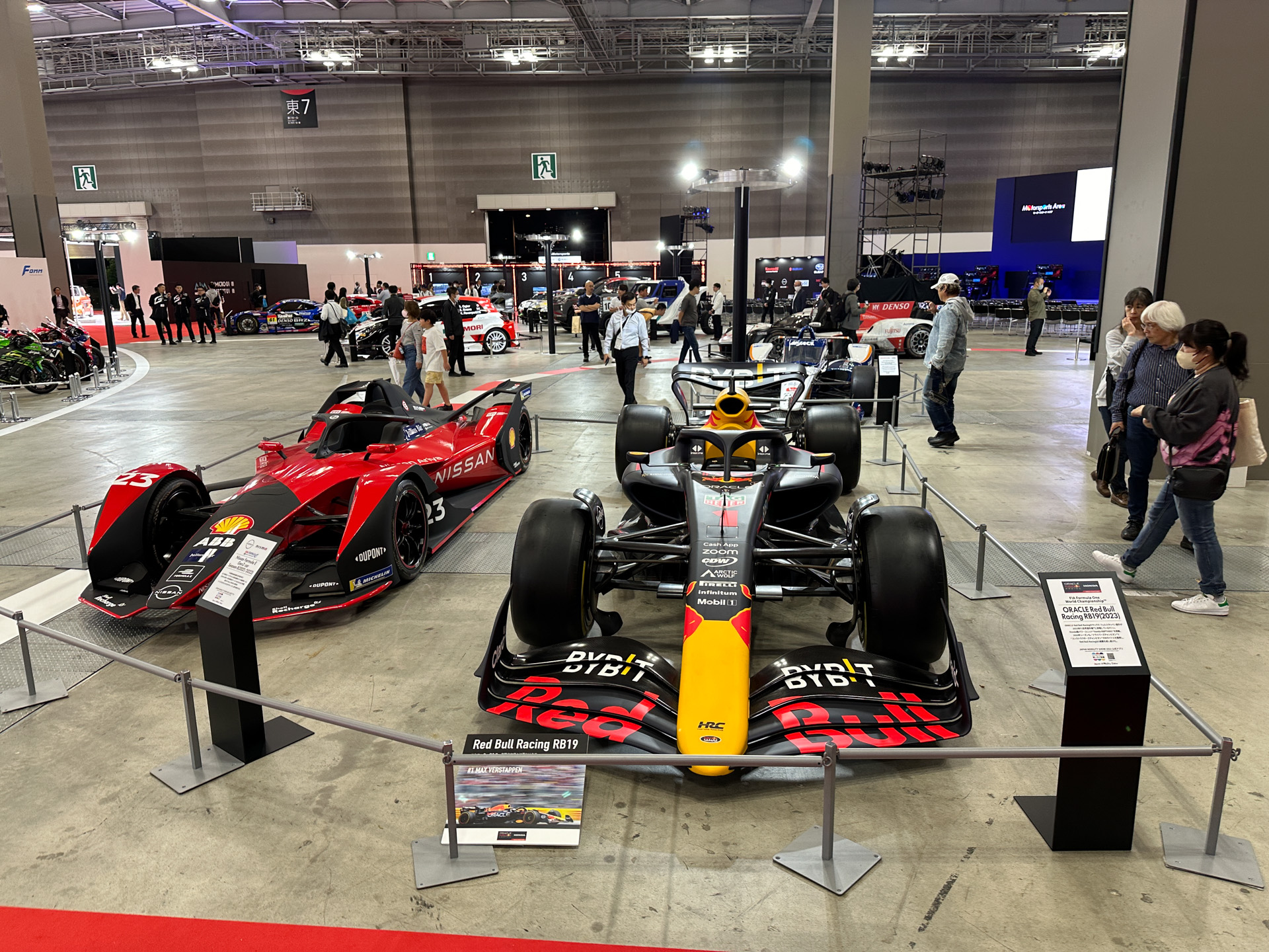 F1マシン、ホンダ「ORACLE RedBull Racing RB19」とフォーミュラEマシン、日産「Nissan Formula E Gen2 car, Season 8（2021/22年）」