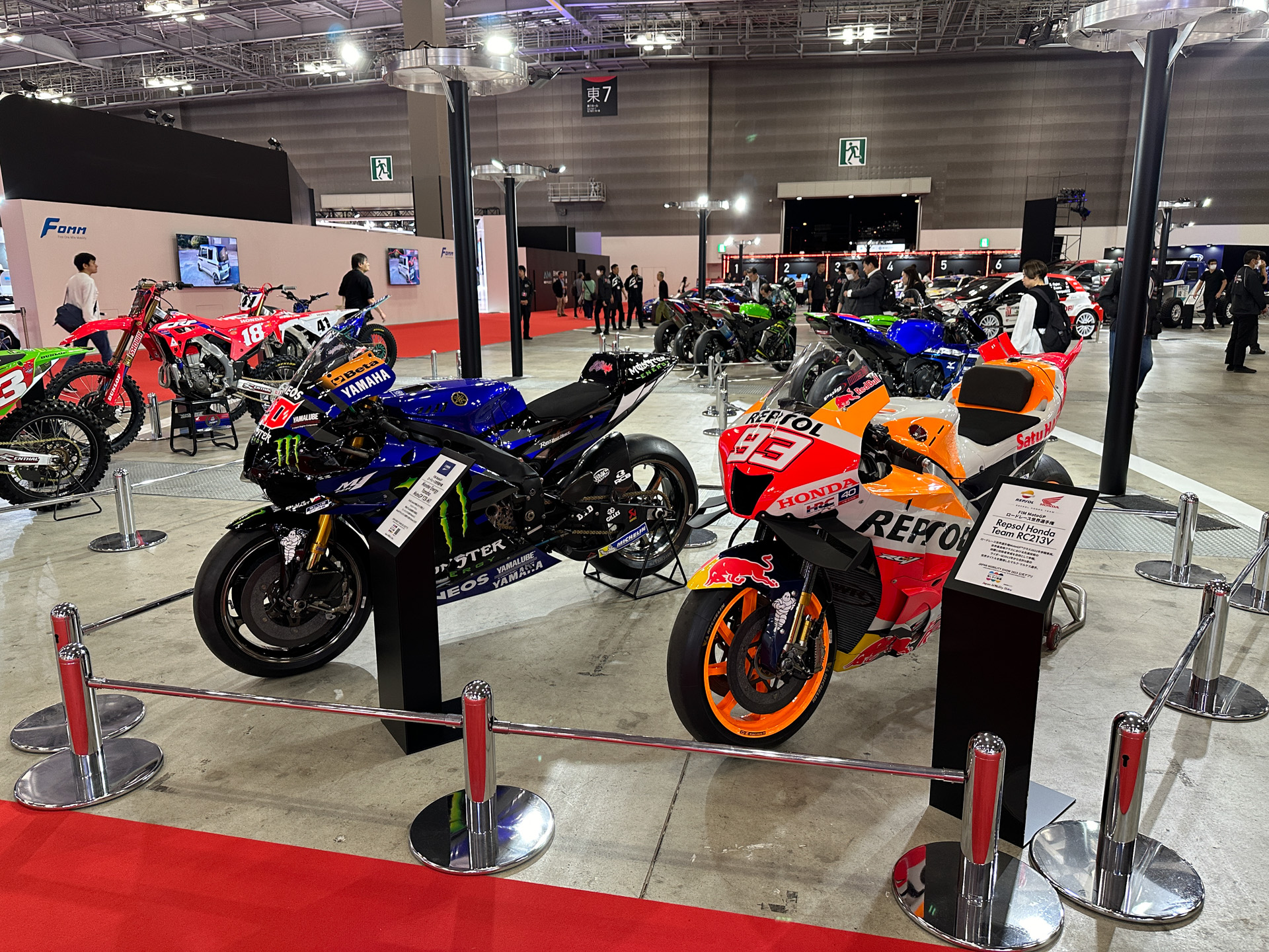 モータースポーツに参戦する二輪車両の展示