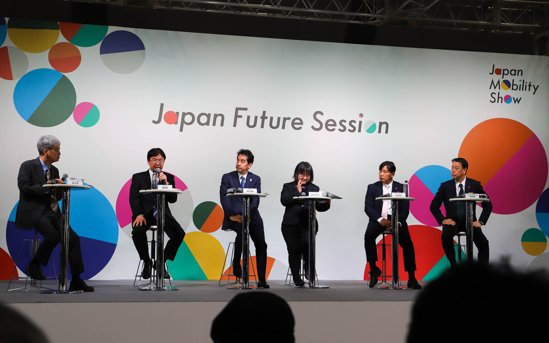 ジャパン フューチャー セッションでは、「持続可能な社会のために、モビリティ産業ができる多様なアプローチについて語る」をテーマとしたトークセッションが行なわれた