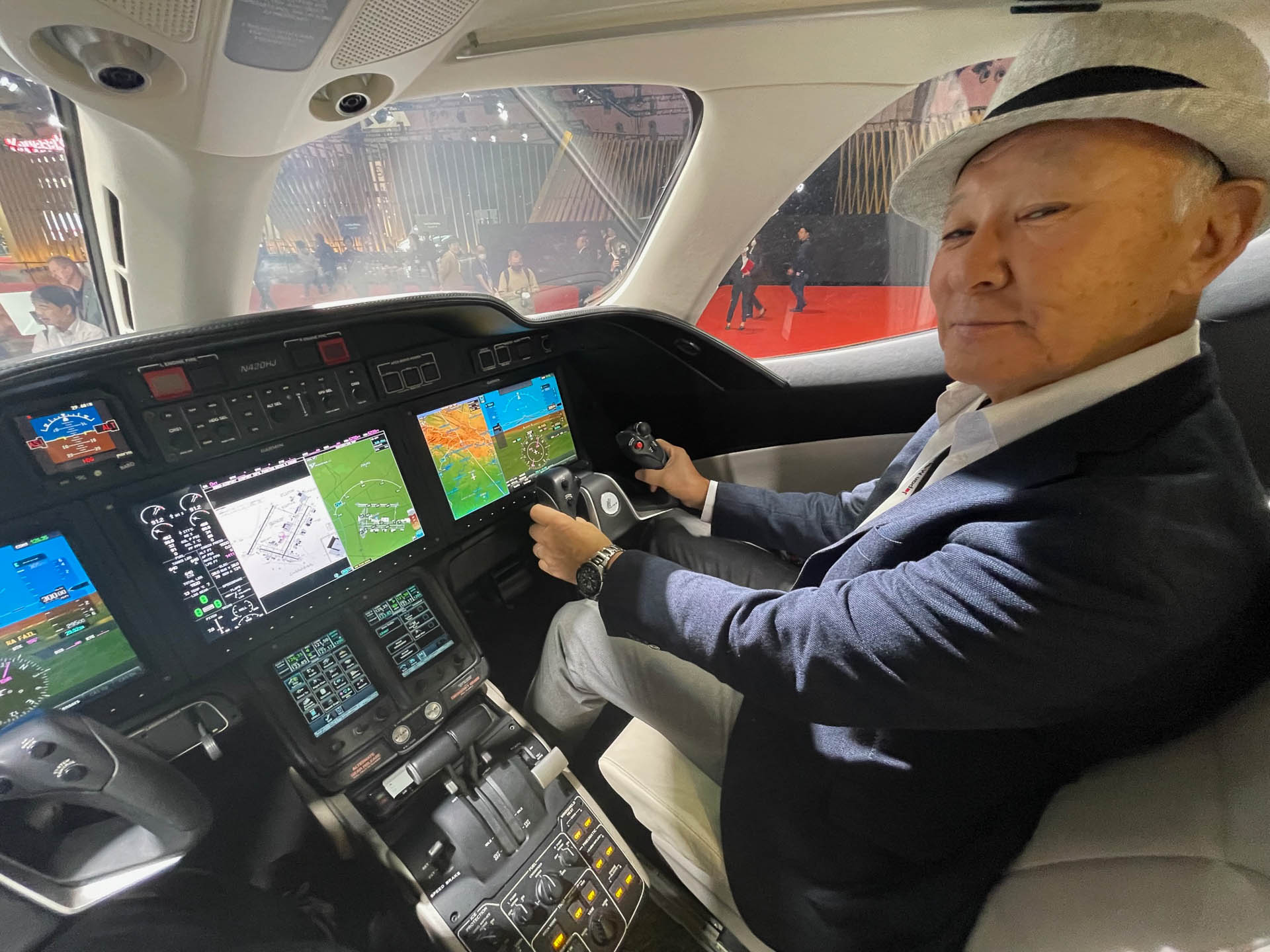 コクピット。意外とダッシュボードが高い。メーターが見やすかった。操縦桿も小さかったなぁ