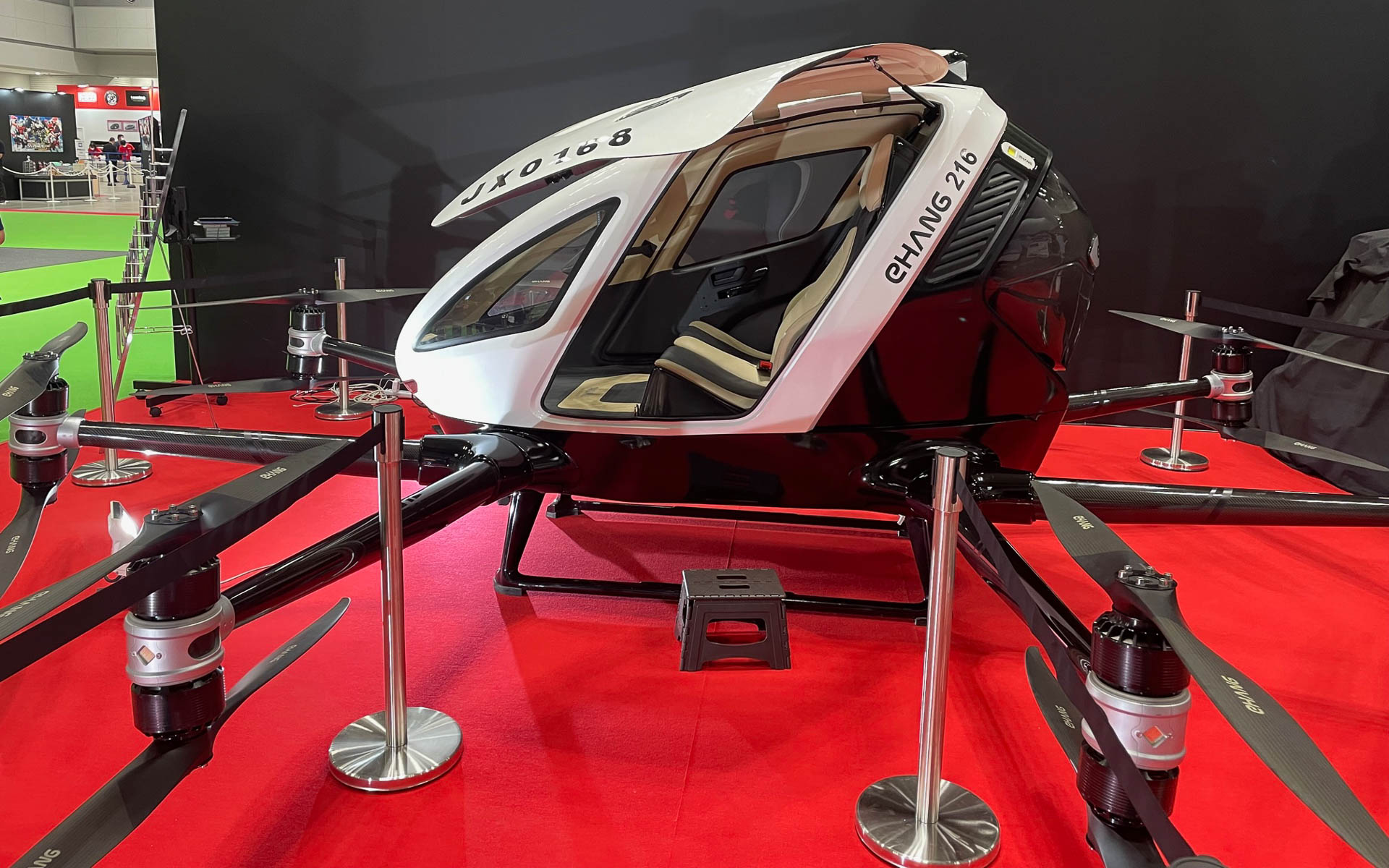 中国企業イーハンの空飛ぶクルマ、EHang 216。2シータードローンで自動飛行を想定しています。飛行中は気持ちよさそう