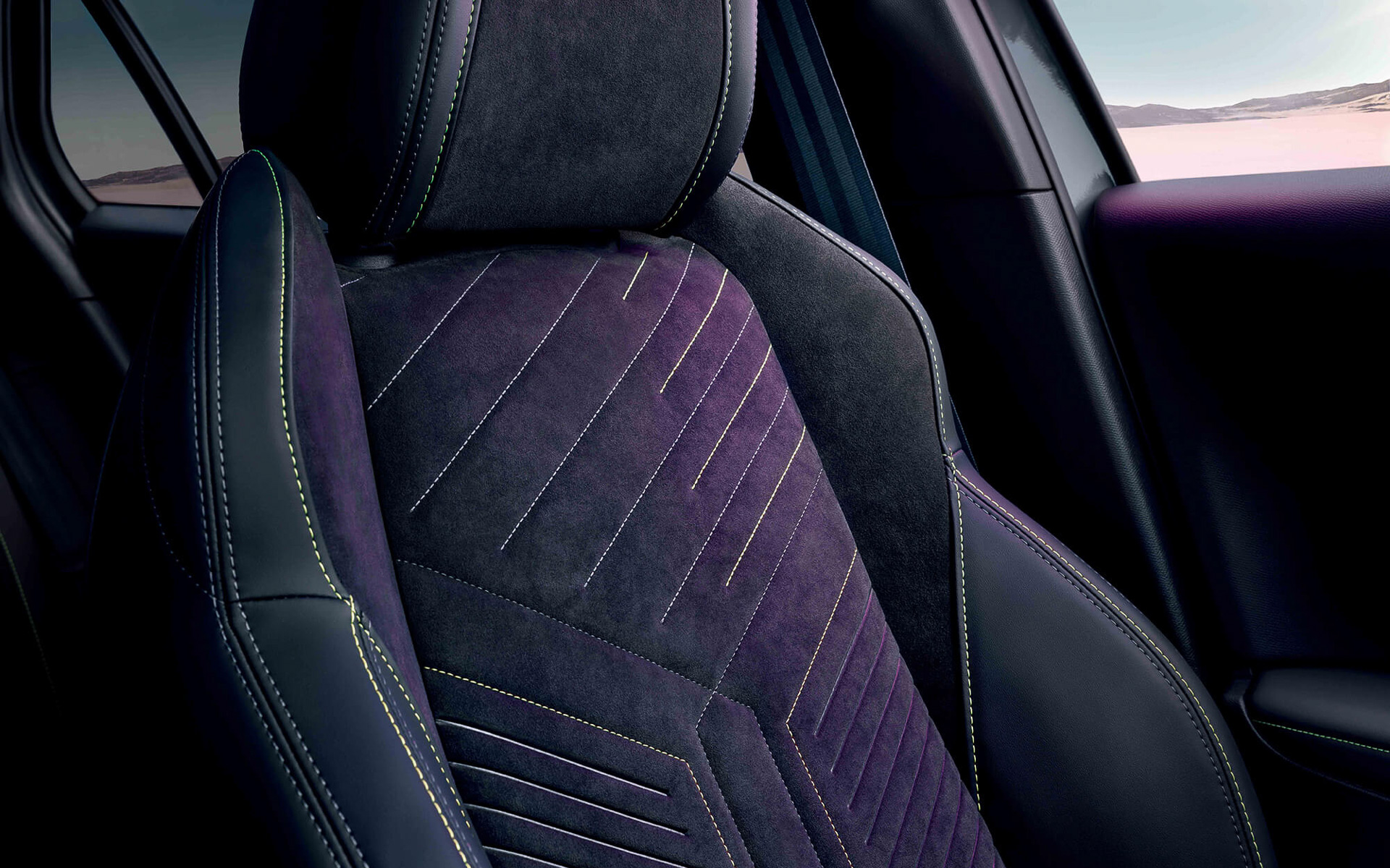 全席アルカンターラ×テップレザーのシートを採用