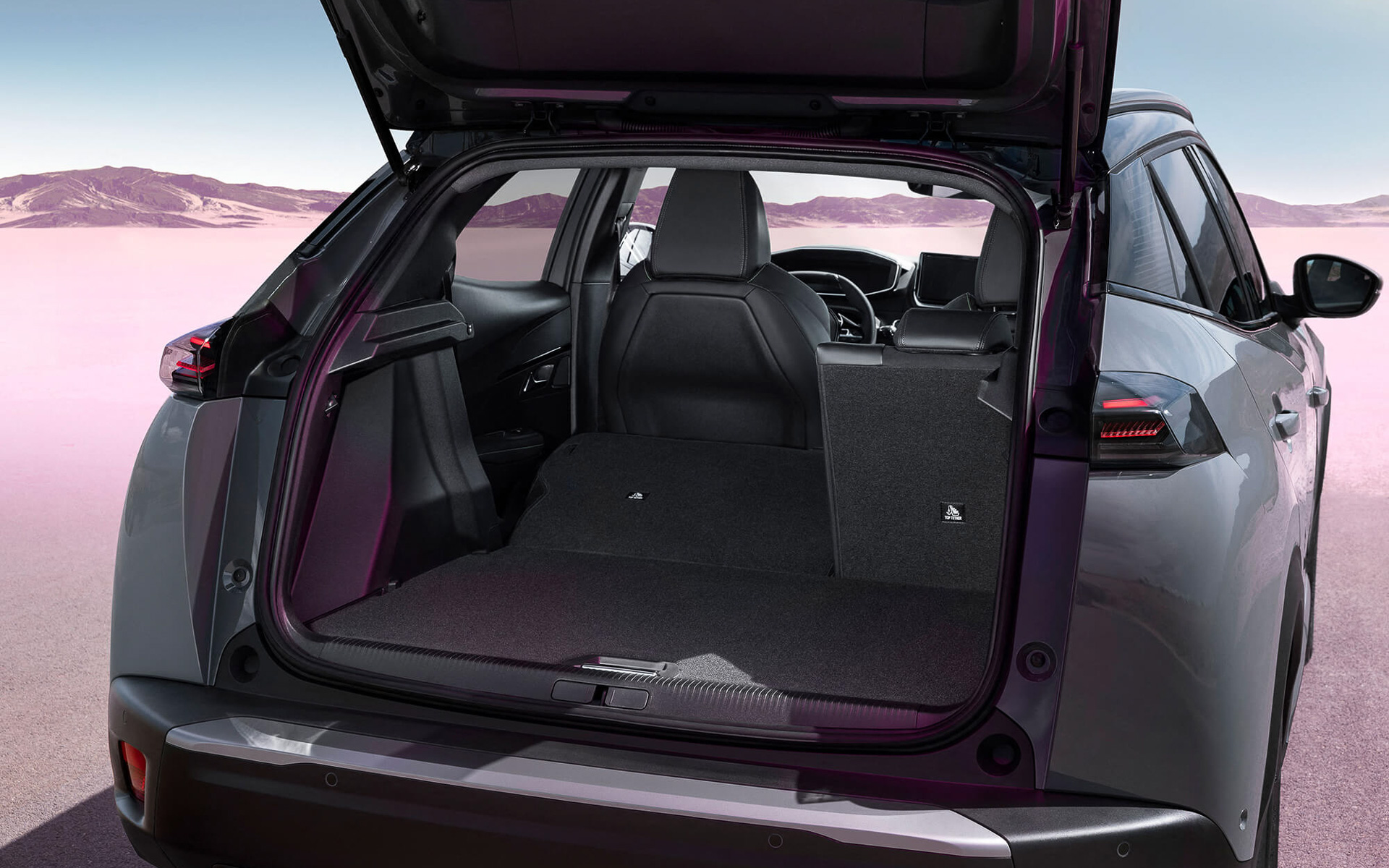 ラゲッジスペース。リアシートは6：4の可倒式