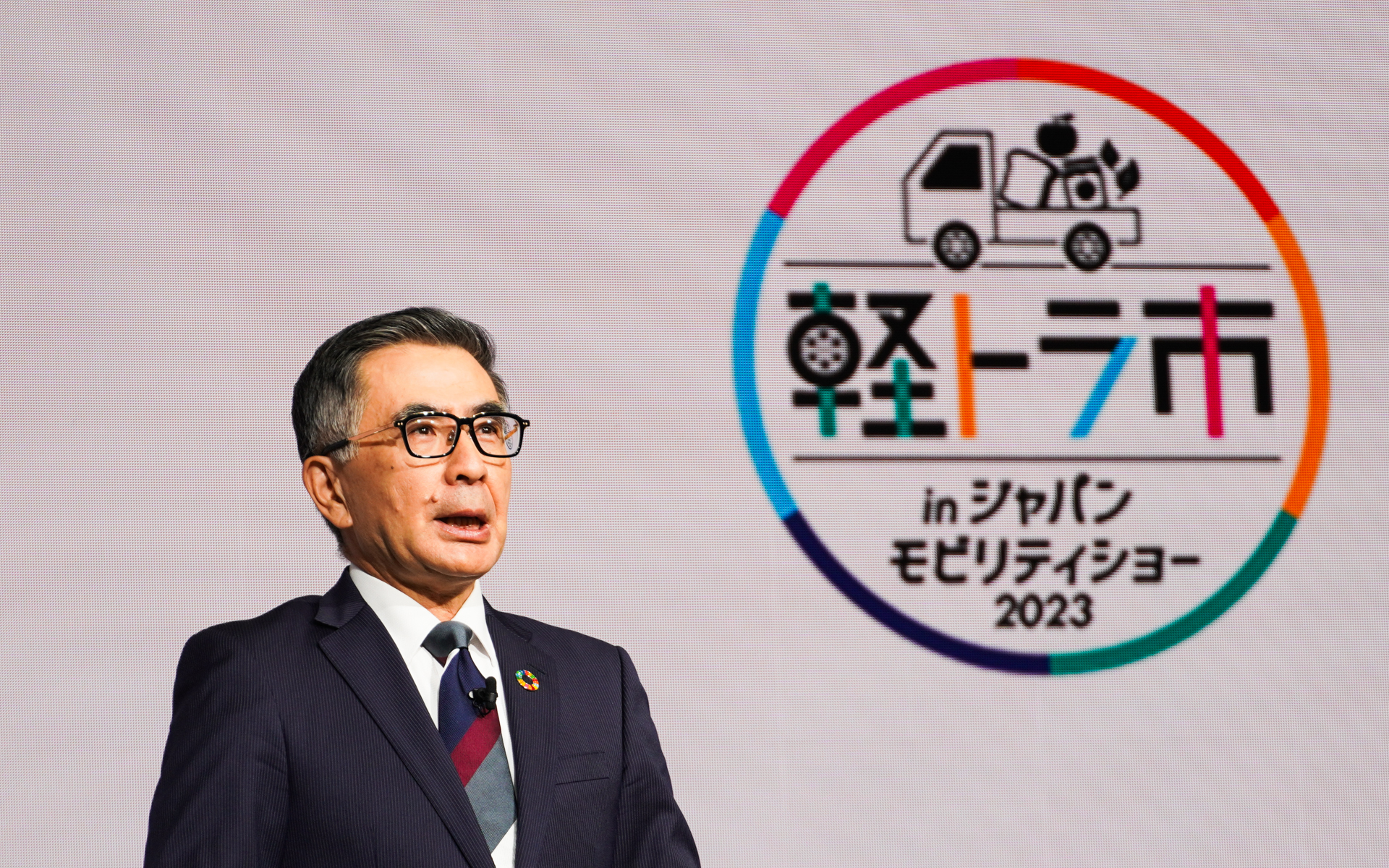 鈴木俊宏氏はスズキの社長としてではなく、日本自動車工業会 軽自動車委員会委員長として登壇、メーカーの境を超えて軽トラ市の盛り上げを訴えた