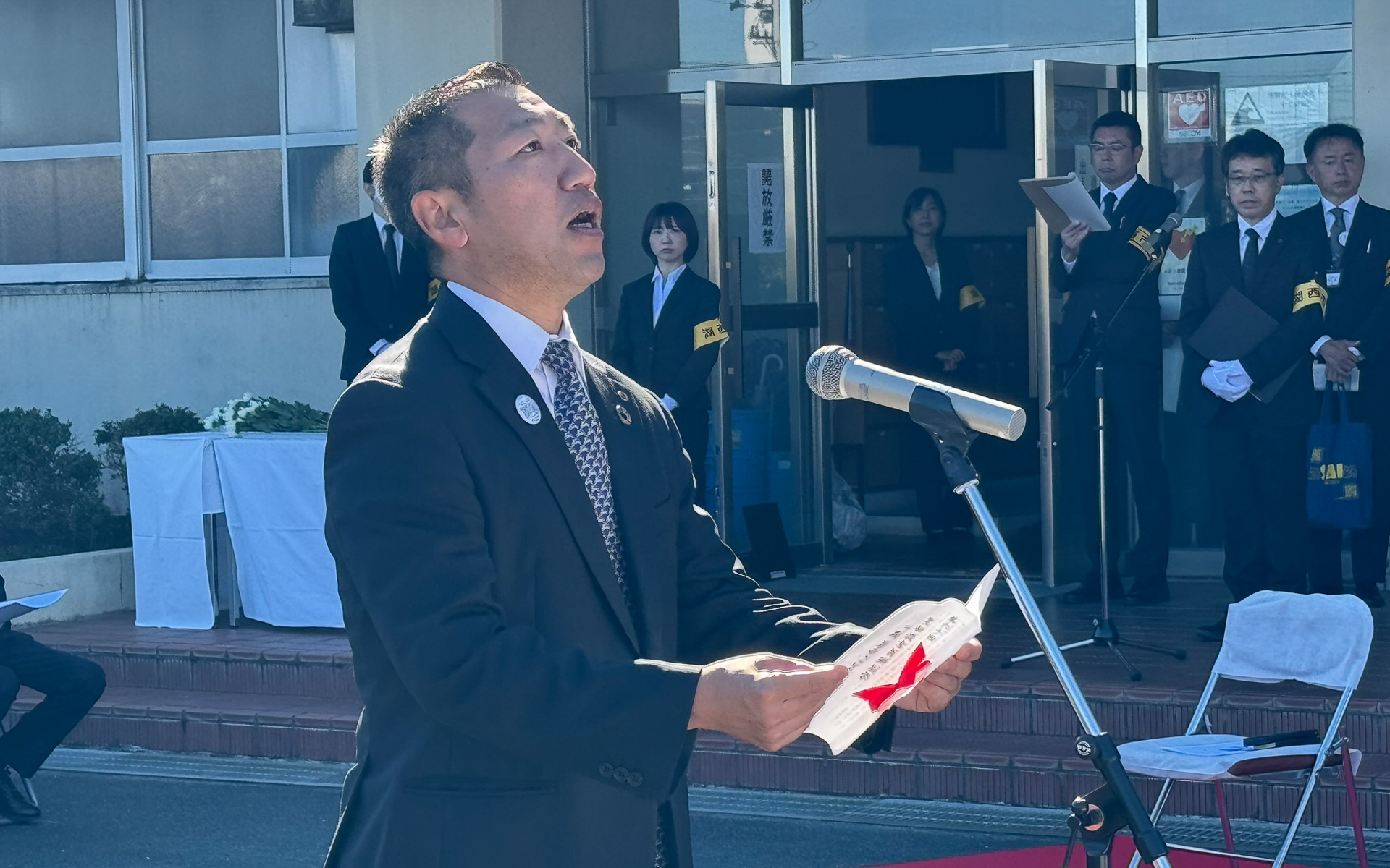 あいさつをする影山市長