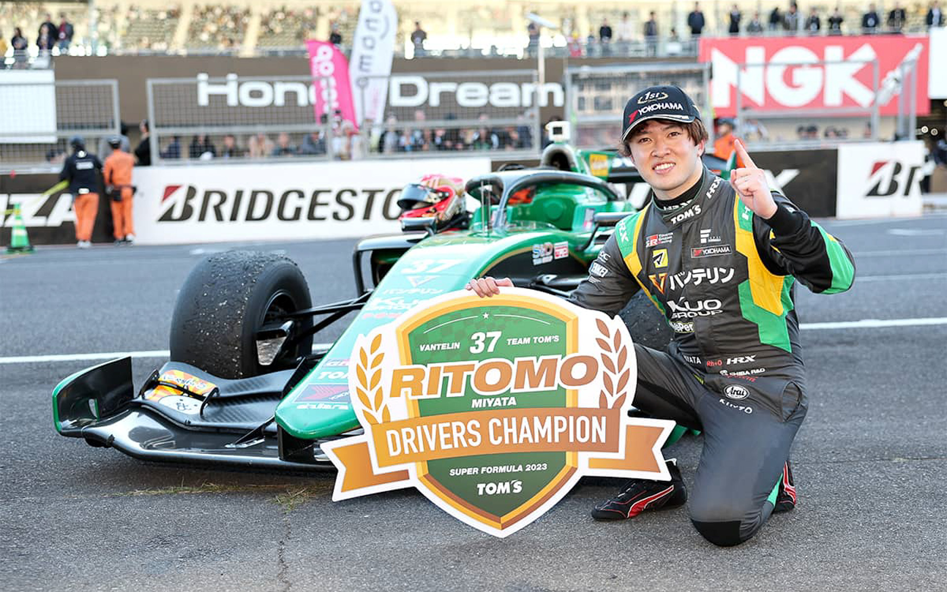 スーパーフォーミュラ2023シーズンを制したVANTELIN TEAM TOM'S 37号車の宮田莉朋選手