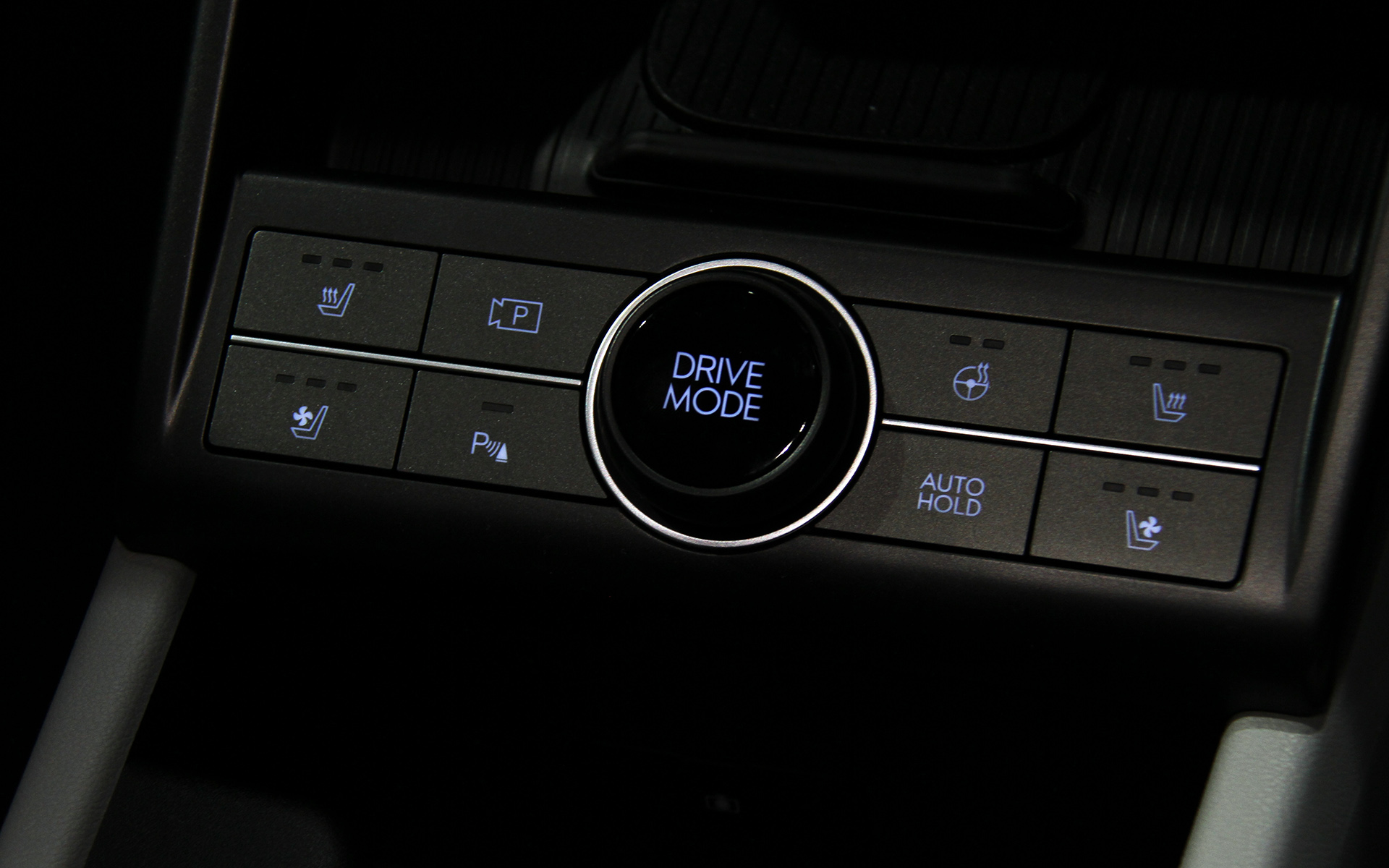 インテリアでは開放的な水平基調のダッシュボードに加え、12.3インチクラスターとナビゲーションディスプレイが統合した12.3インチパノラマディスプレイなどを採用。また、28インチスーツケースを3個収納できる466L（VDA方式）のラゲッジスペースは、後席フォールディング機構やアンダートレーの取り外しにより、用途に応じてさらに拡大することが可能という