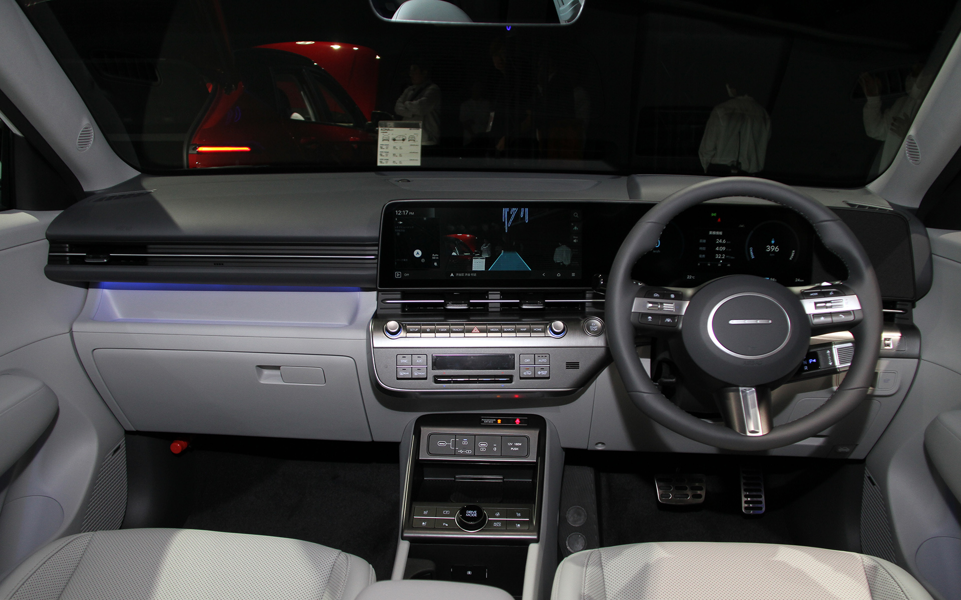 インテリアでは開放的な水平基調のダッシュボードに加え、12.3インチクラスターとナビゲーションディスプレイが統合した12.3インチパノラマディスプレイなどを採用。また、28インチスーツケースを3個収納できる466L（VDA方式）のラゲッジスペースは、後席フォールディング機構やアンダートレーの取り外しにより、用途に応じてさらに拡大することが可能という