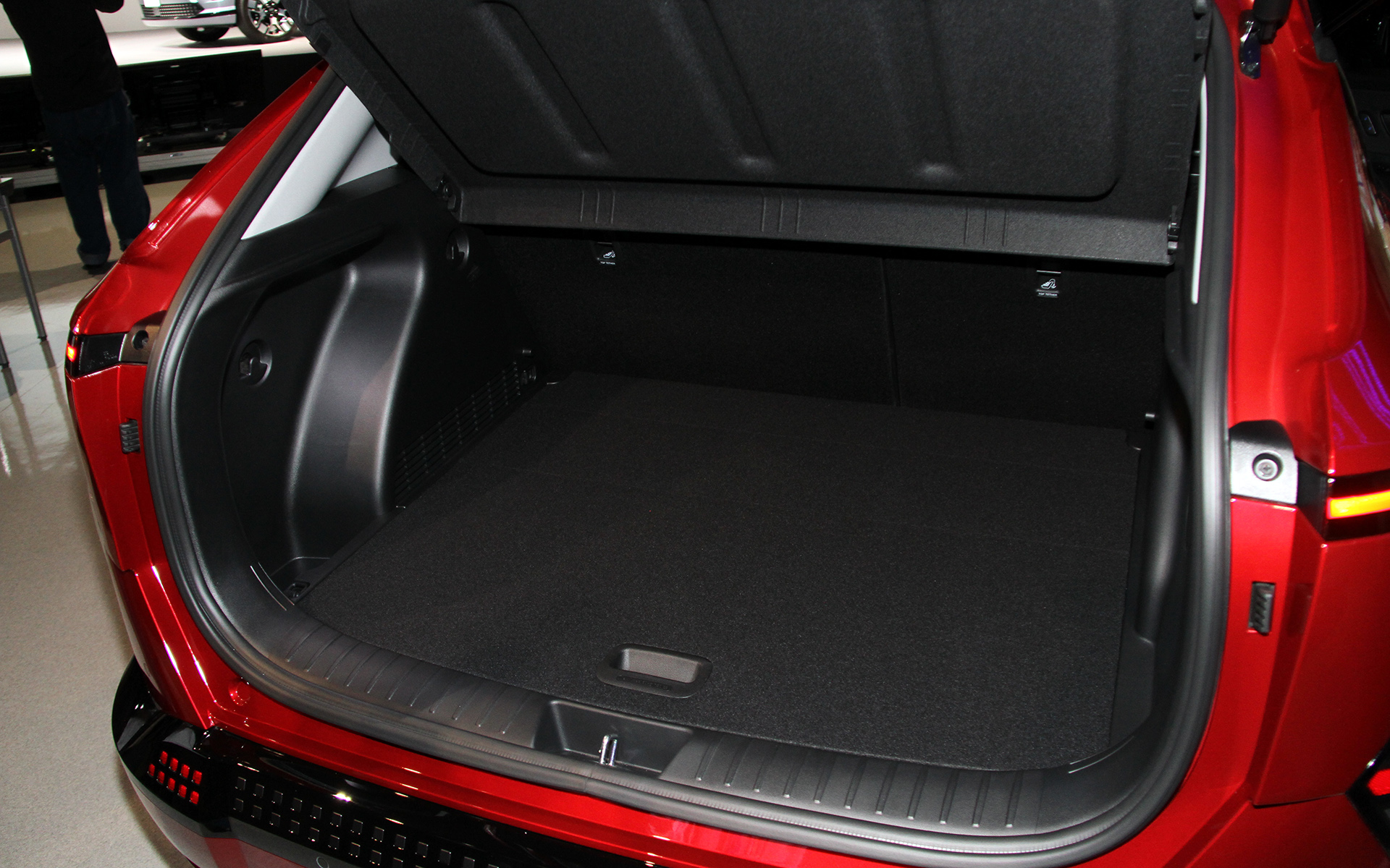 インテリアでは開放的な水平基調のダッシュボードに加え、12.3インチクラスターとナビゲーションディスプレイが統合した12.3インチパノラマディスプレイなどを採用。また、28インチスーツケースを3個収納できる466L（VDA方式）のラゲッジスペースは、後席フォールディング機構やアンダートレーの取り外しにより、用途に応じてさらに拡大することが可能という