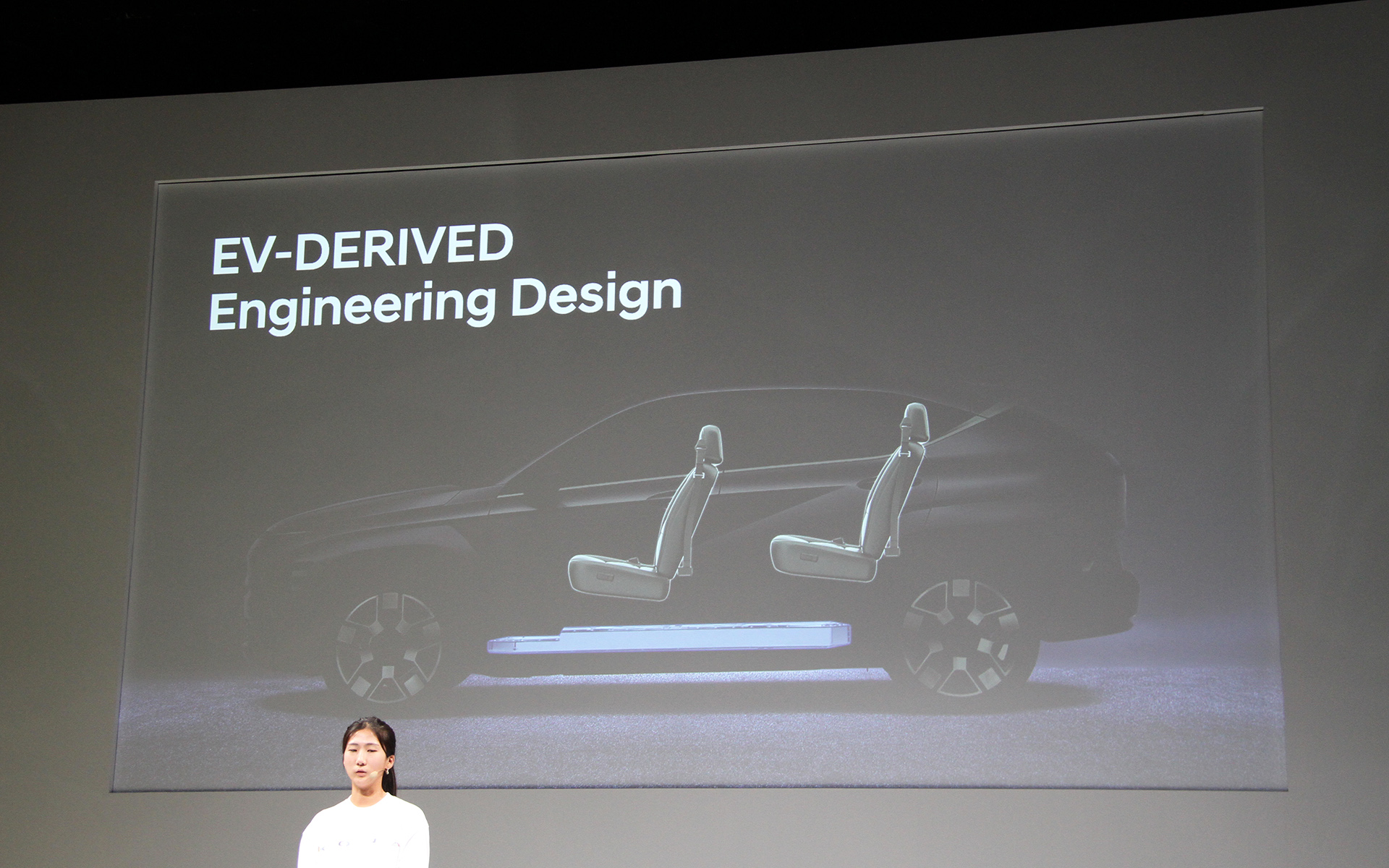 駆動用バッテリをフロア下にレイアウト