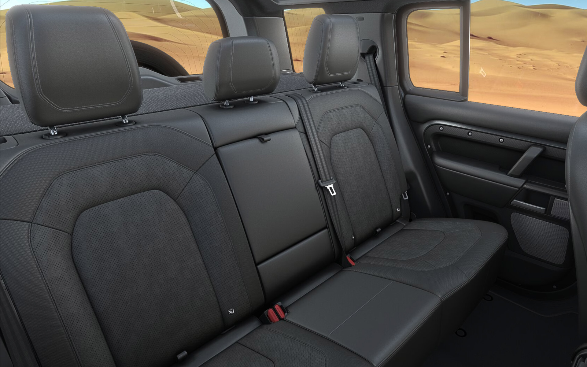 エボニーウィンザーレザー/Dinamicaスエードクロス＆ロバステックシートの内装。価格は1749万6100円で限定40台