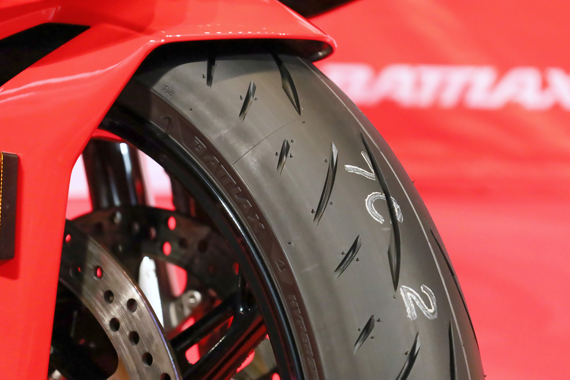 車両に装着されたS23（フロントタイヤ）