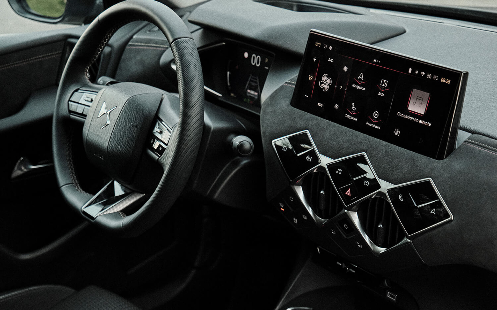 ダッシュボードやドアトリムなど随所にアルカンターラを採用