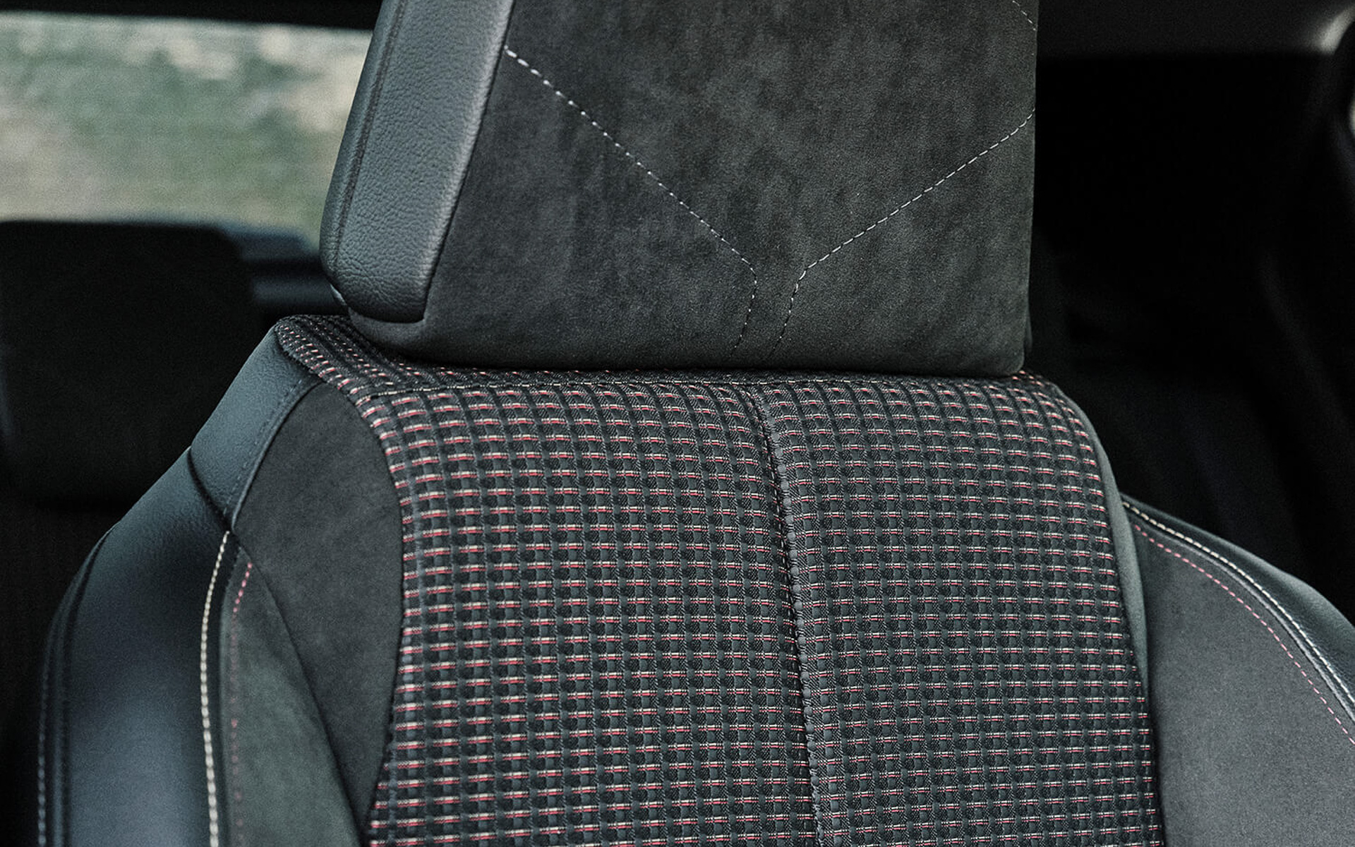 テップレザー＆アルカンターラおよびファブリックを組み合わせたシート