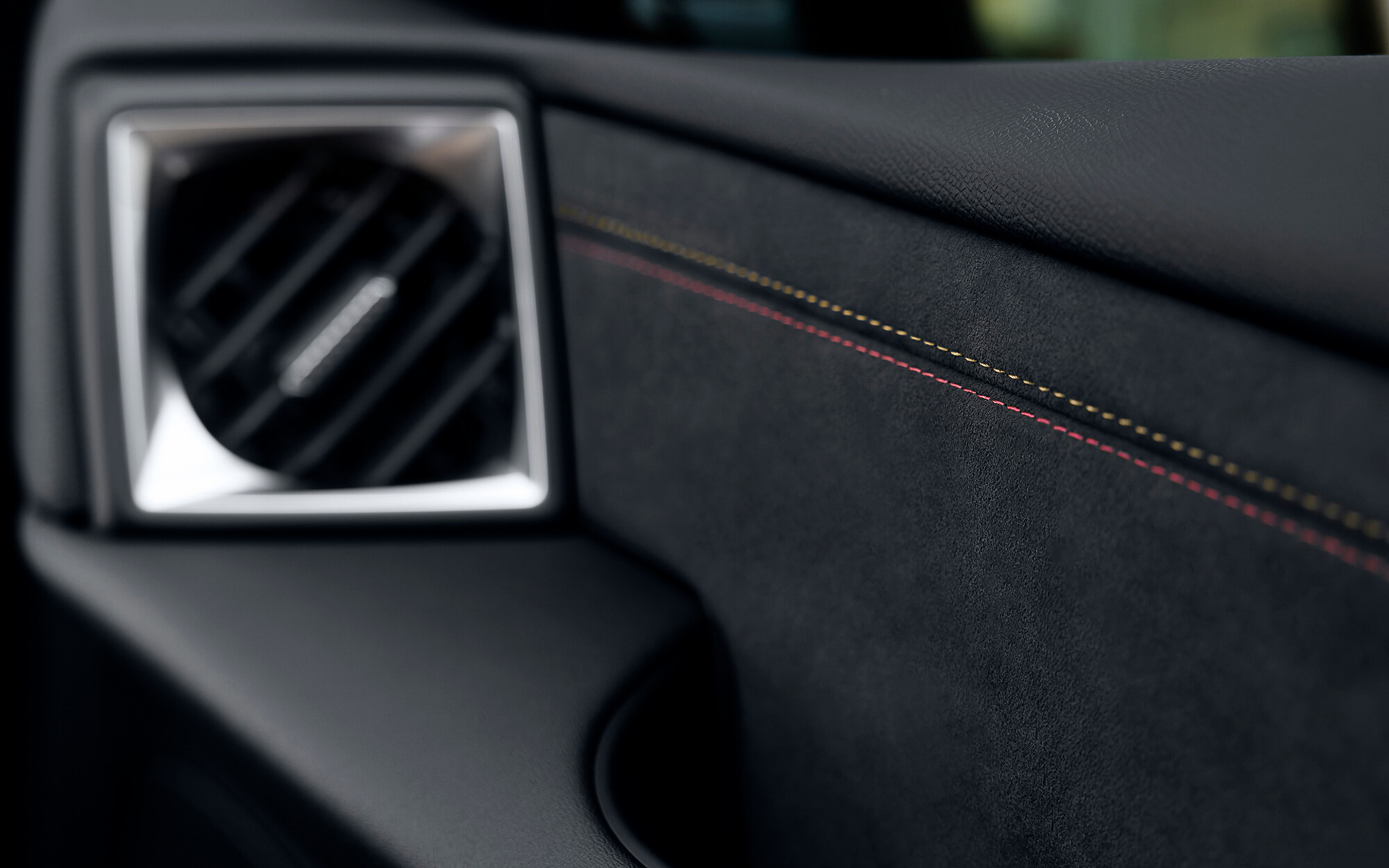 カルマン（紅色）＆ゴールドの専用ステッチが入る