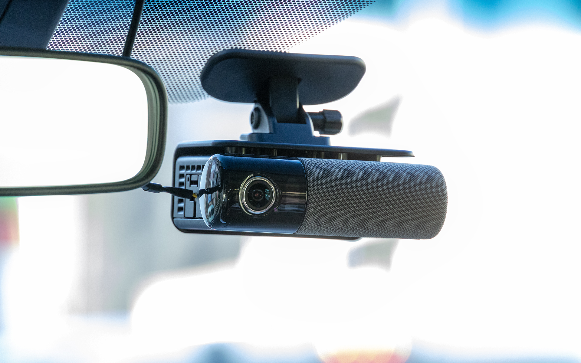 声で操作して、声で案内をするカーナビであり、クラウド連携の録画機能を持つドライブレコーダーでもあるパイオニア「NP1」。発売当初は新しいものが好きなユーザーの利用が多かったが、アップデート重ねるうちに「誰もが使いやすい車載器」になった。そして今回の大型アップデートによってさらに使える機器になった