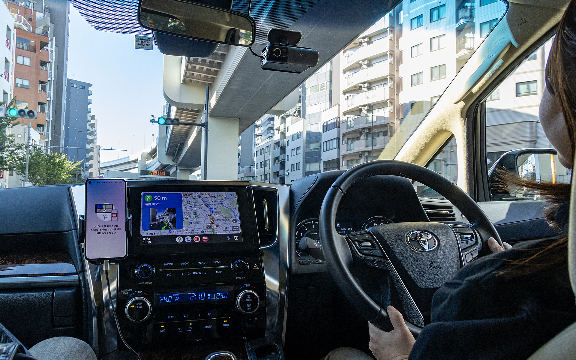 スマホと並べるとやはり画面の大きさは段違い