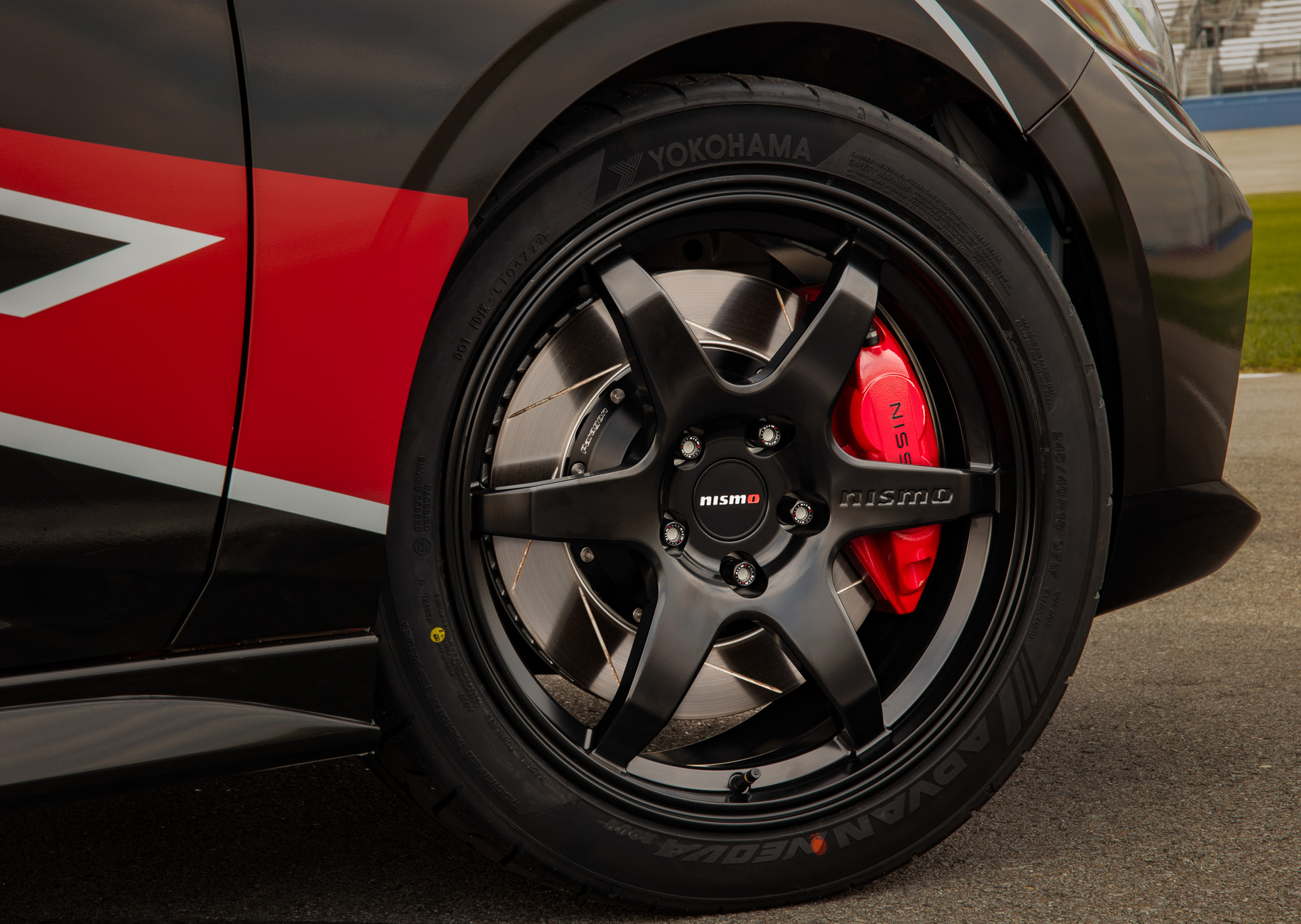 18インチのNISMO製「LM-RS6」ホイールを装着