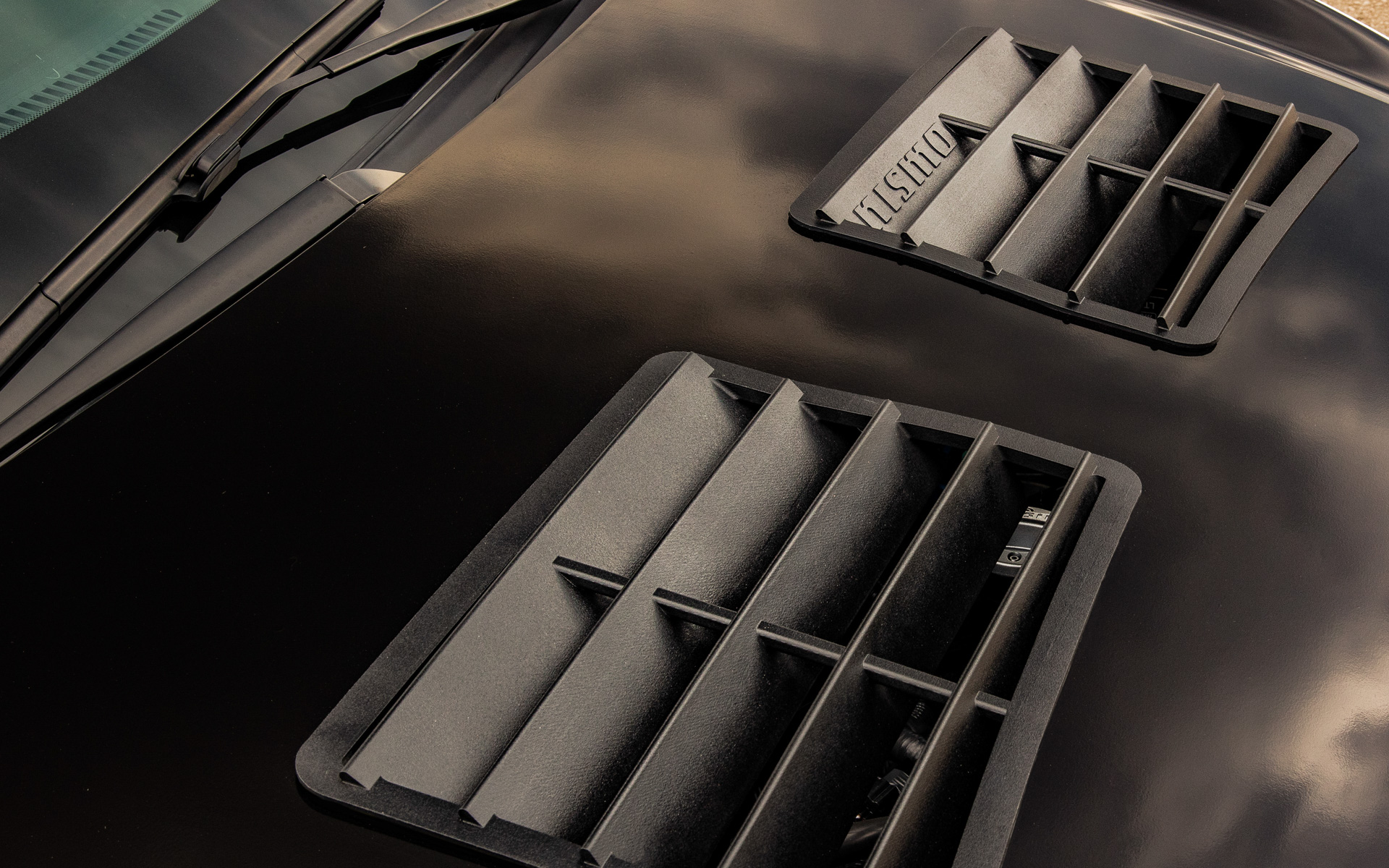 ボンネットの排熱ルーバー