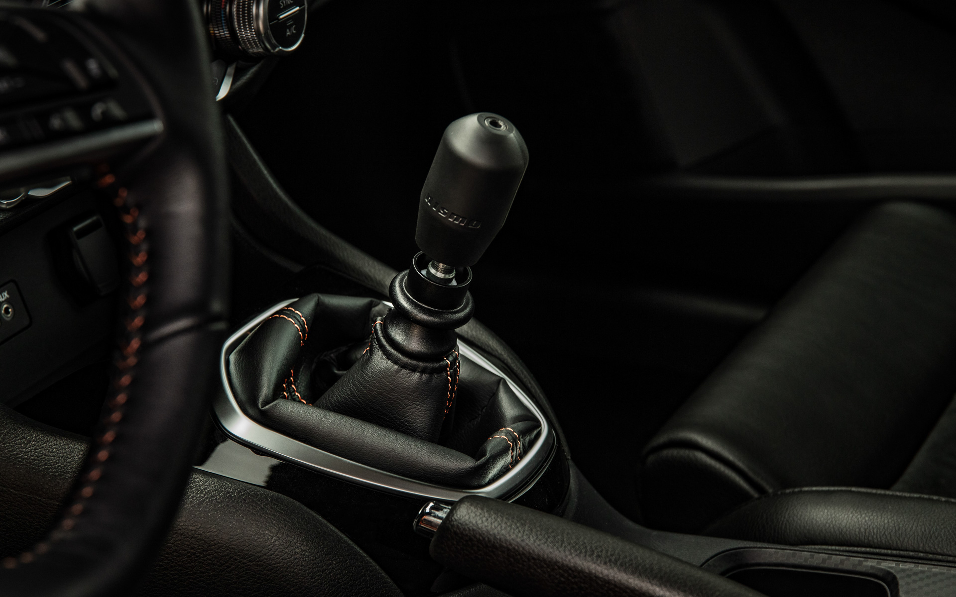 NISMO製「GTシフトノブ」を採用