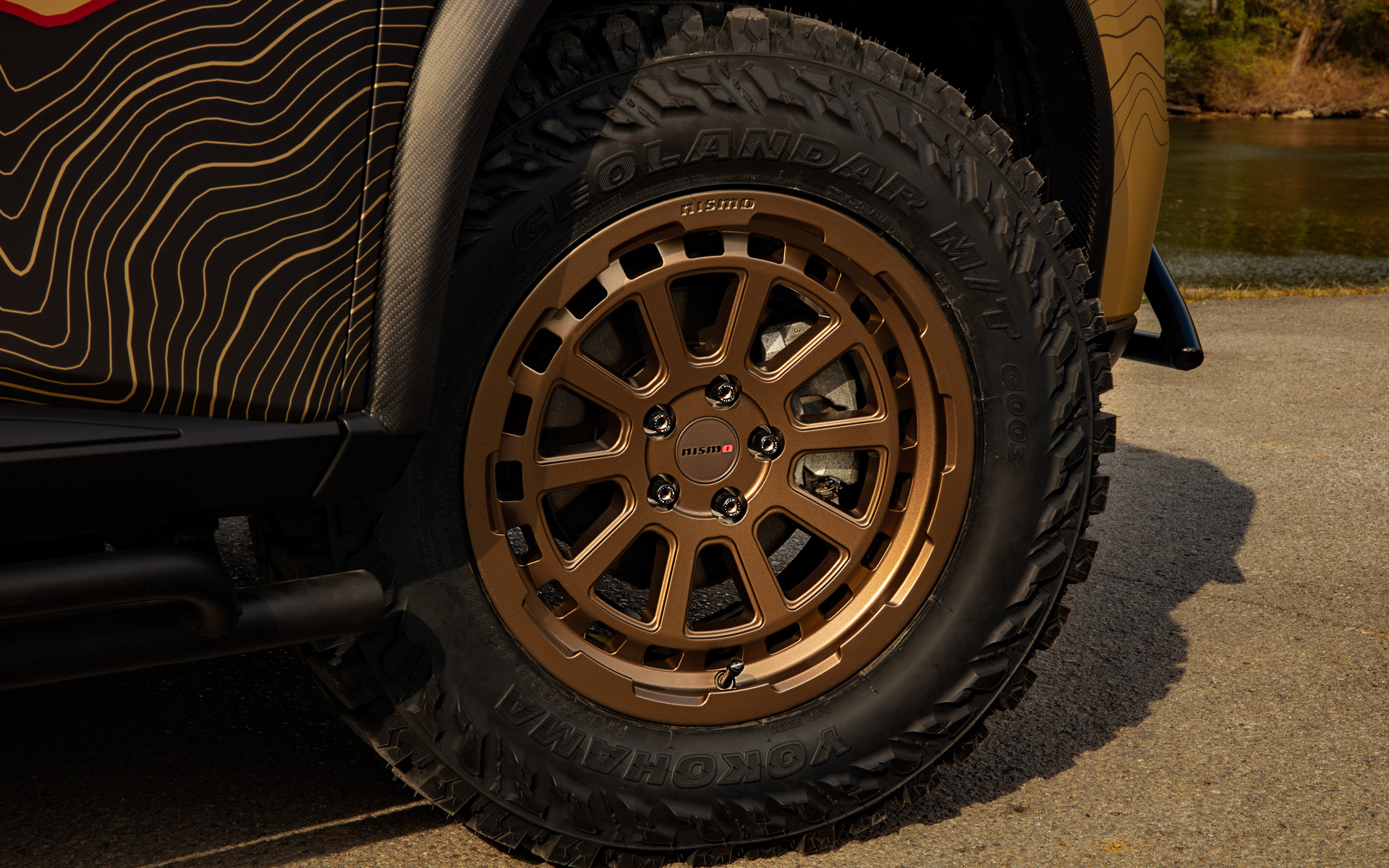 NISMO プロトタイプオフロードホイール（18×8.5インチ）、ヨコハマ ジオランダーM/T G003タイヤ