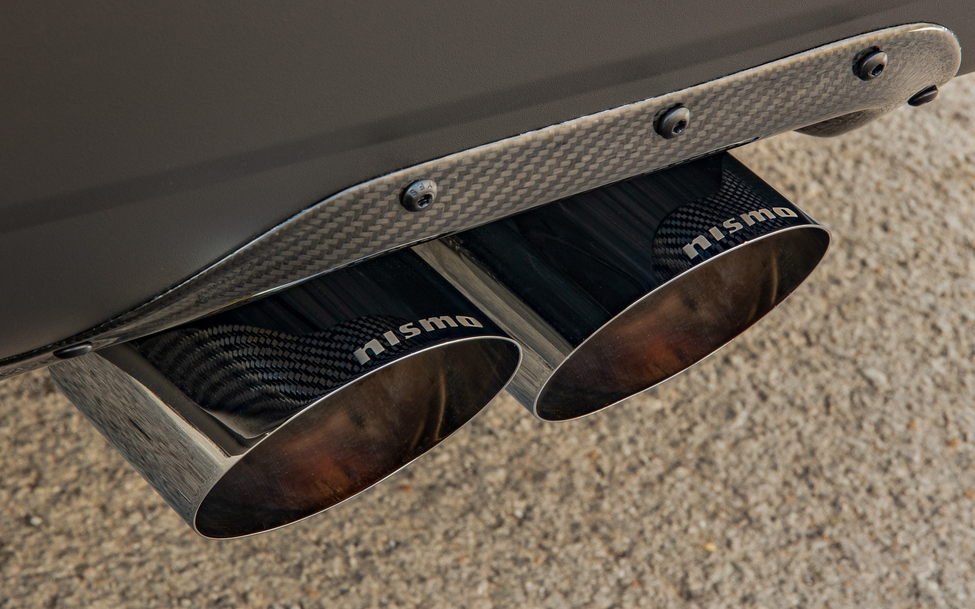 NISMOオフロードカスタム センター出しデュアルエキゾースト