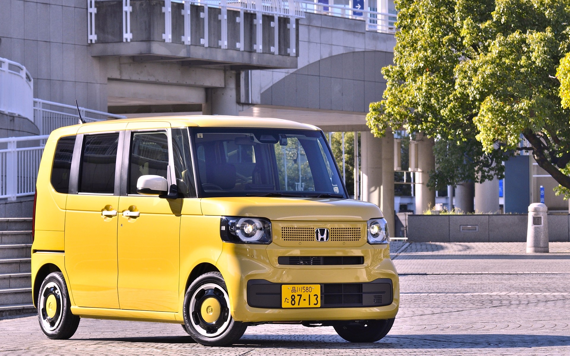 試乗車はオフホワイトのドアミラーカバーとアウターハンドル、ボディ同色のホイールカバーを採用し、さり気なくおしゃれなパッケージの「ファッションスタイル」