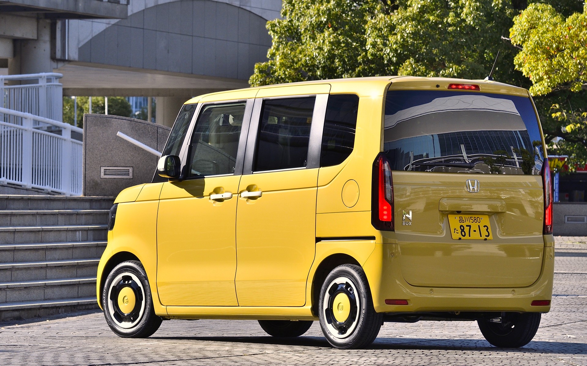 ボディカラーはオータムイエロー・パール。ボディサイズは3395×1475×1790mm（全長×全幅×全高）、ホイールベースは2520mm