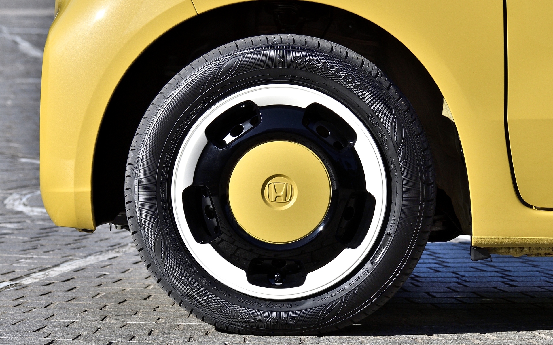 ファッションスタイル専用のスチールホイールは、センター部をボディ同色、外周部をホワイトにペイント。装着タイヤはダンロップの「エナセーブ EC300」で、サイズは155/65R14