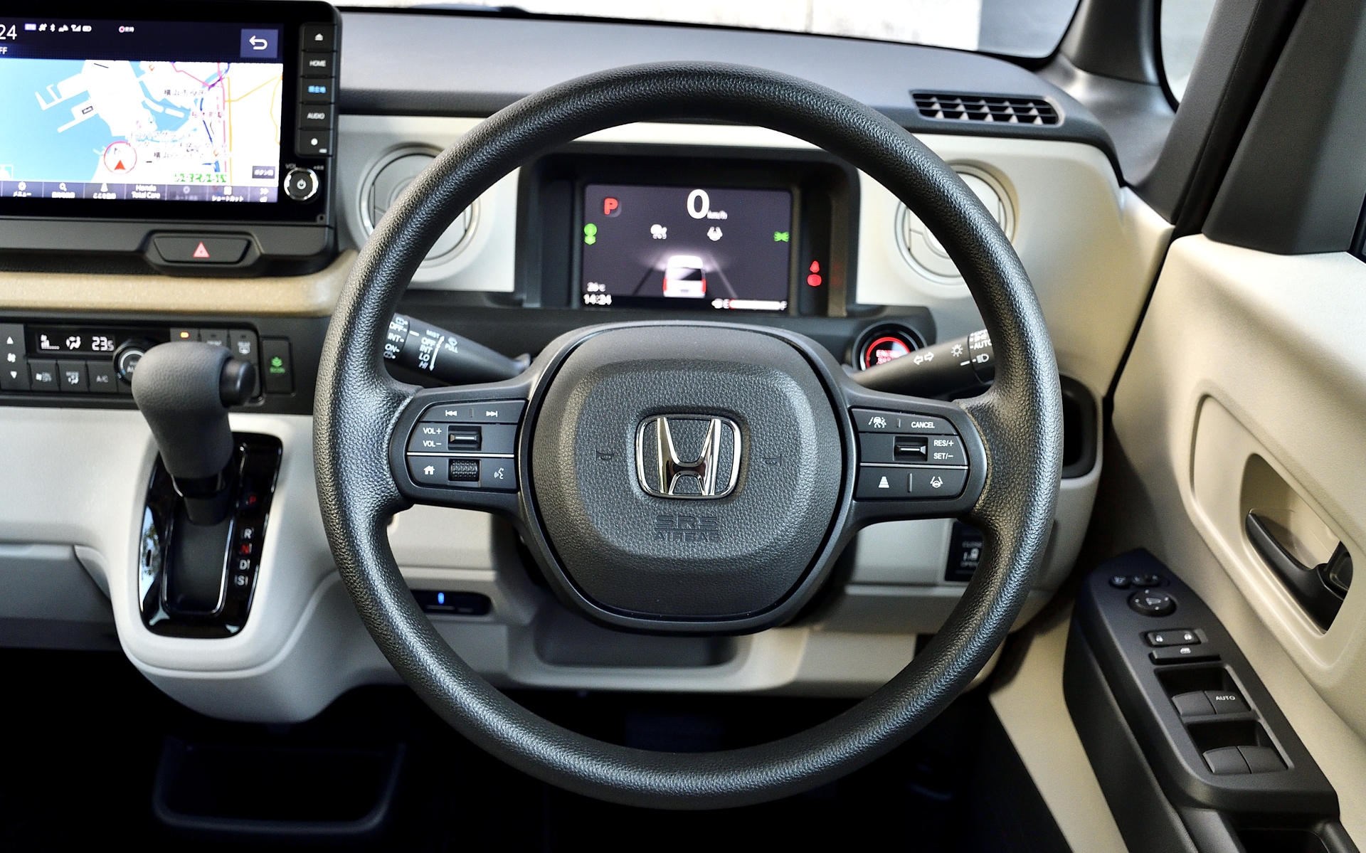 ステアリングのボタン類は整理され、使い勝手も向上した