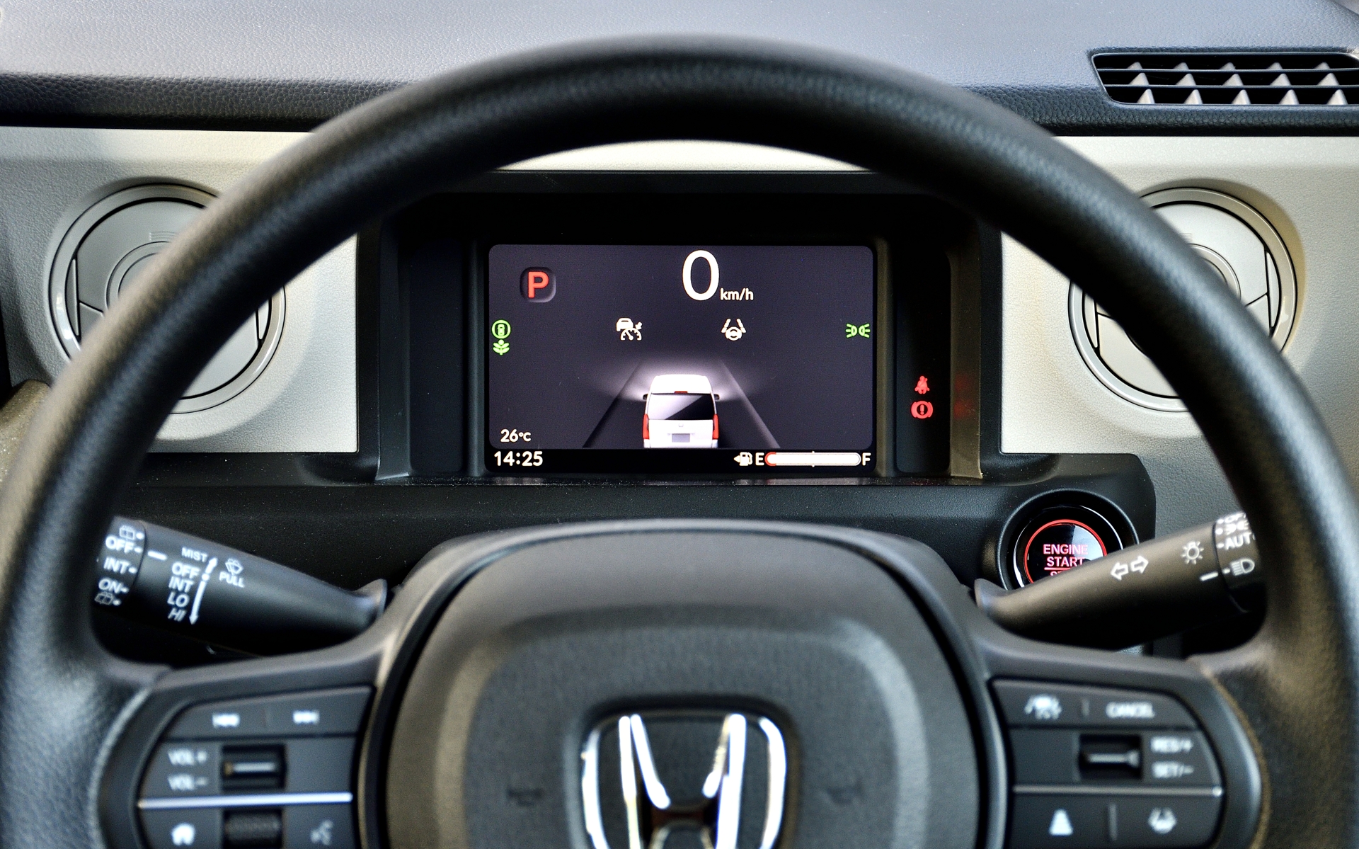 メーターは7インチの液晶ディスプレイとなり見やすくステアリング内に収めている