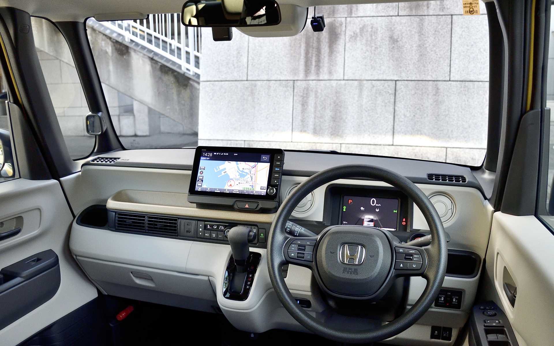 運転席からの視界は水平基調でとても開けている