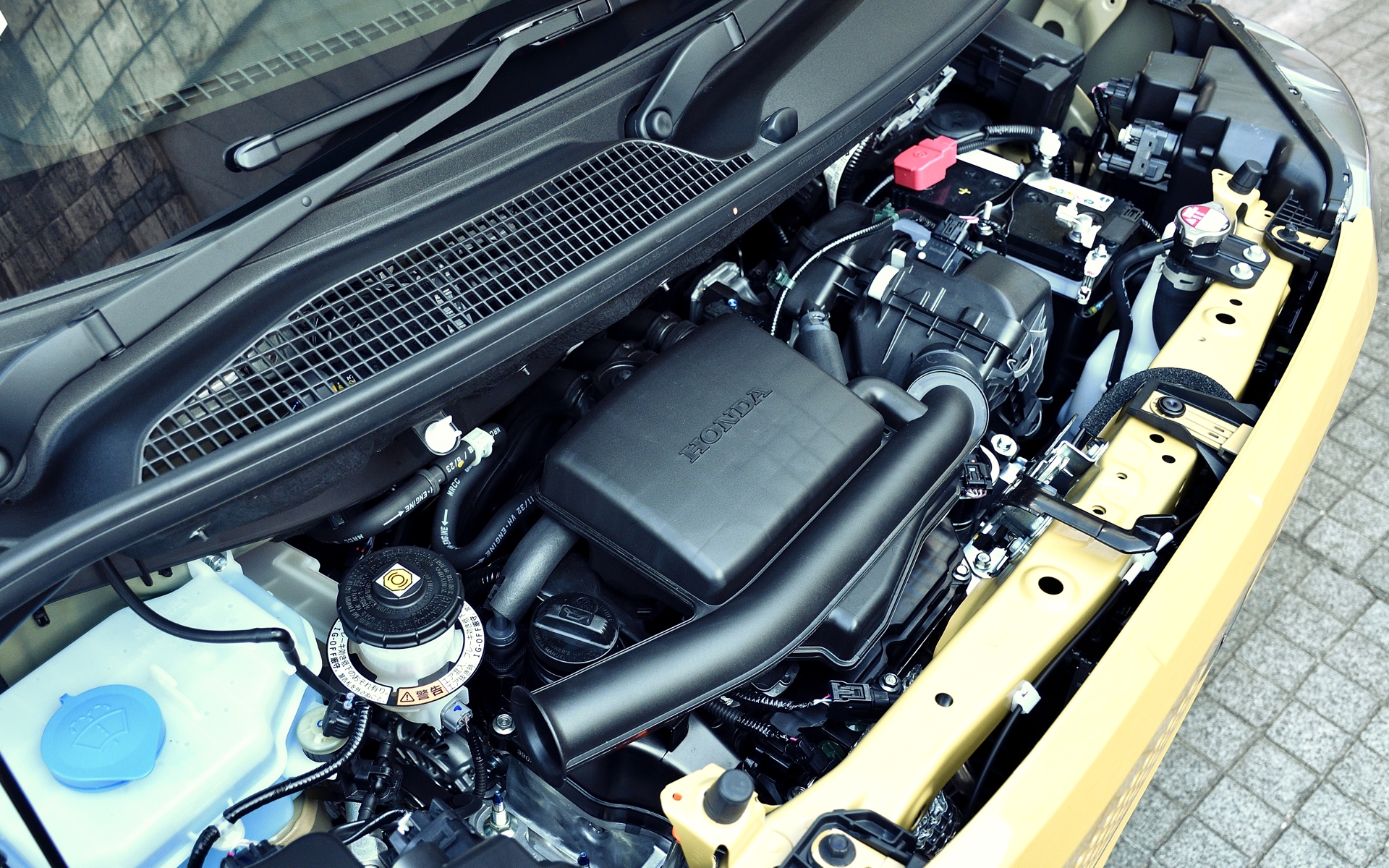 搭載される直列3気筒0.66リッターの「i-VTECエンジン」は、最高出力43kW（58PS）/7300rpm、最大トルク65Nm/4800rpmを発生。燃焼効率を向上させるロングストローク化とVTEC（可変バルブタイミング・リフト機構）＋VTC（連続可変バルブタイミング・コントロール機構）の採用により、低燃費ながら高出力化を実現。出足や加速・坂道などで力強い走りを実現しながらも、毎日乗るクルマとして大事な燃費性能も両立している