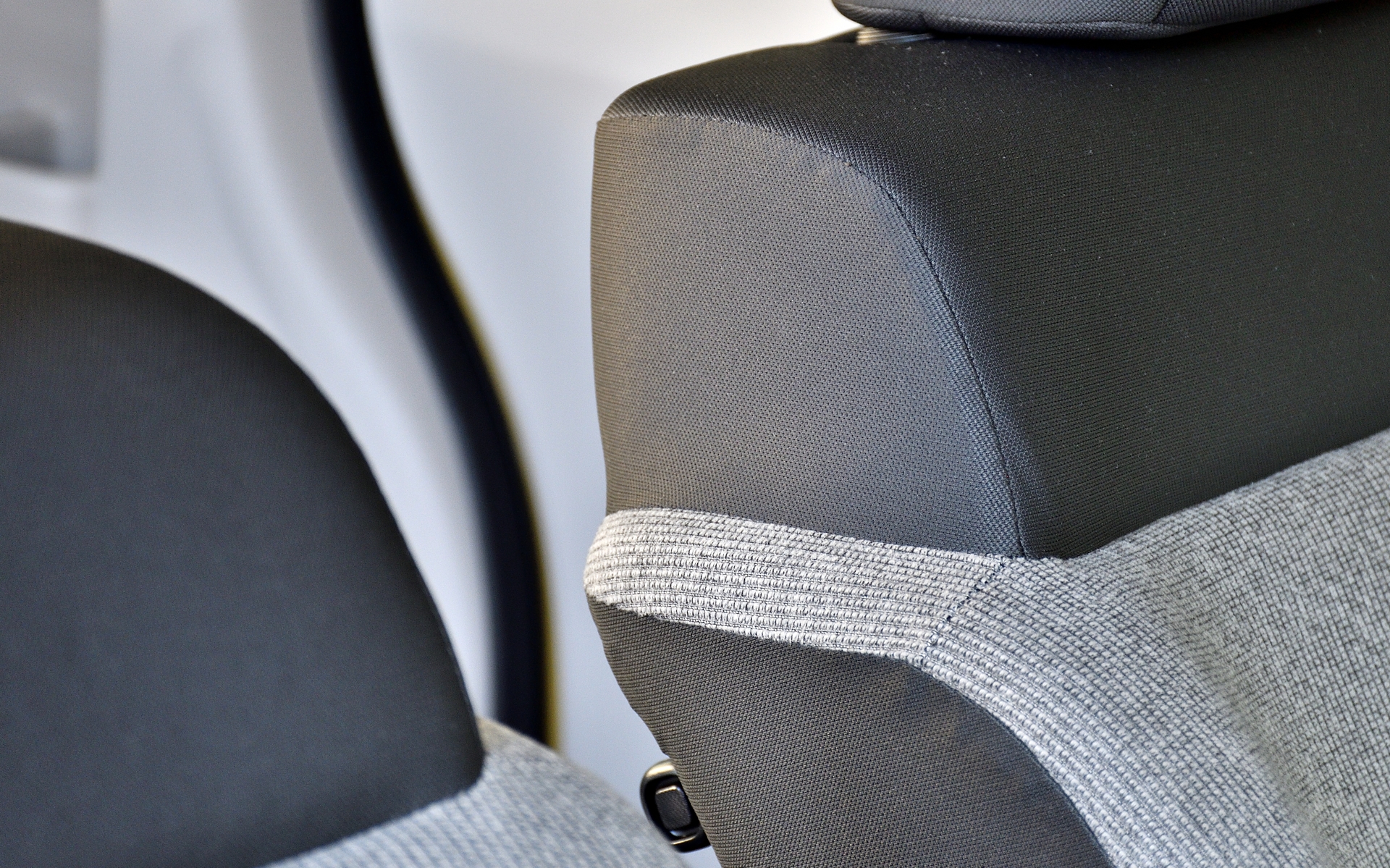 前席の肩口に設けられている絶妙な段差は、エアコンの空気を後席へ通しやすくする工夫だそう