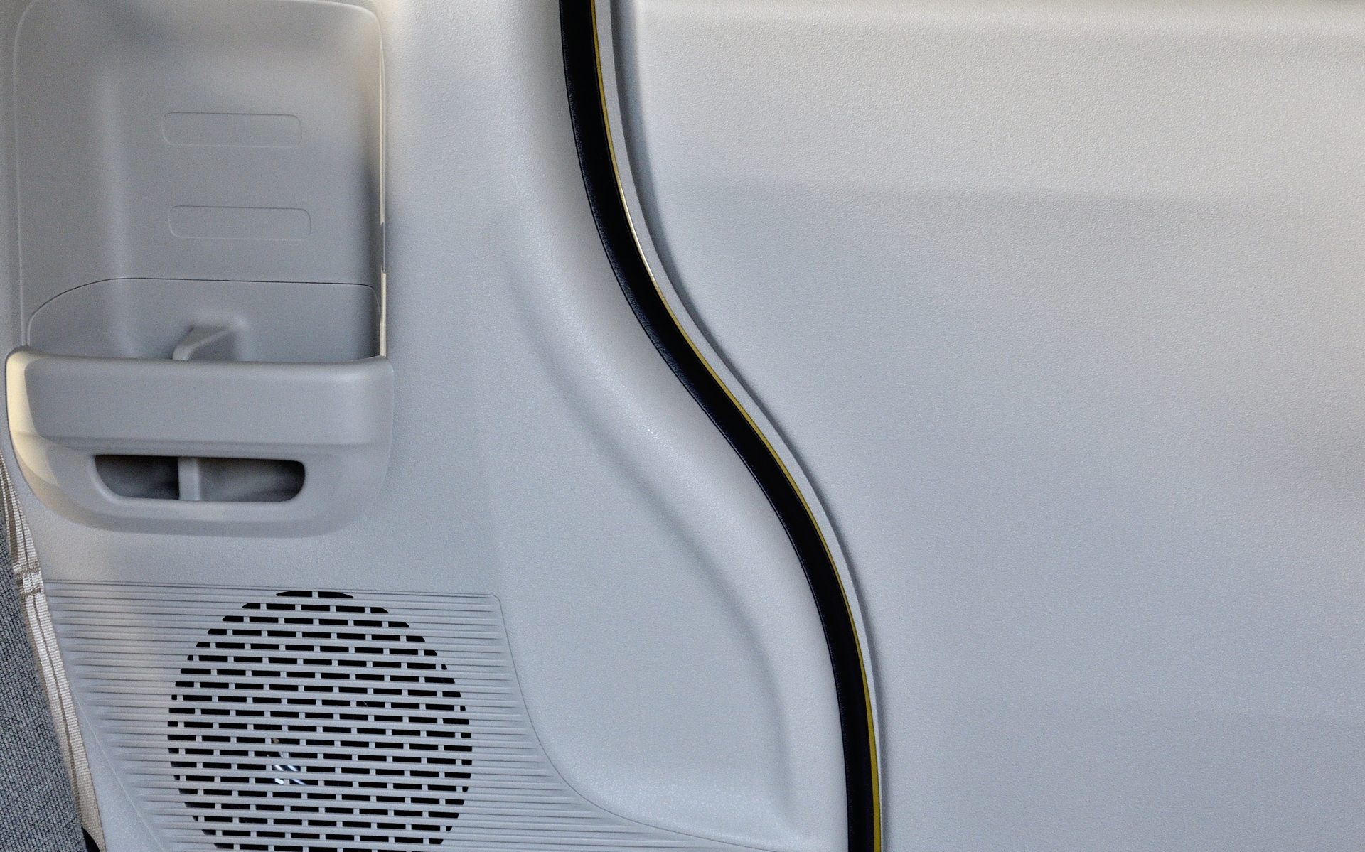 後席のサイドは乗降する際に手をかけやすいよう凹凸を設けてあり、特に下の方は子供がしっかりと手をかけられるように段差を大きくしているという