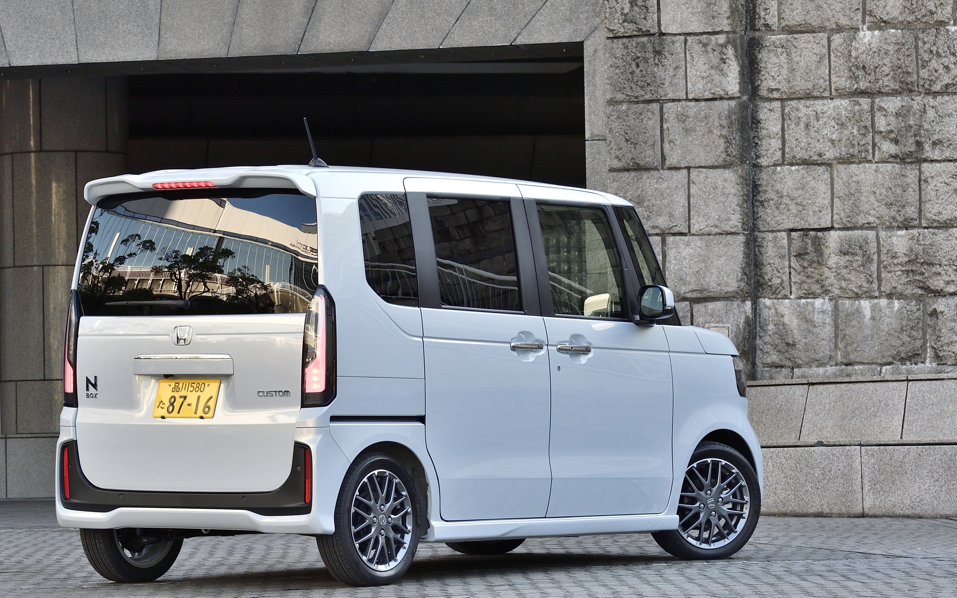 写真は標準のカスタムだが、圧倒的な余裕と存在感を表現したパッケージ「コーディネートスタイル」も設定されている