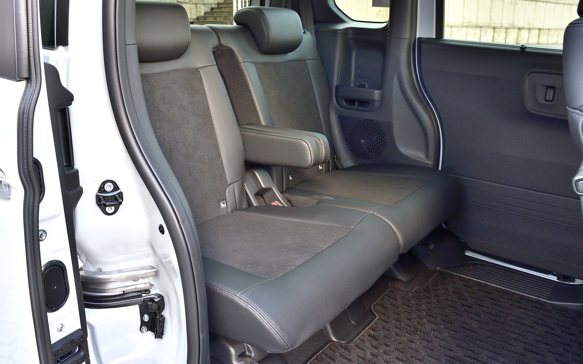 後席も同じくブラック基調のインテリアとなる