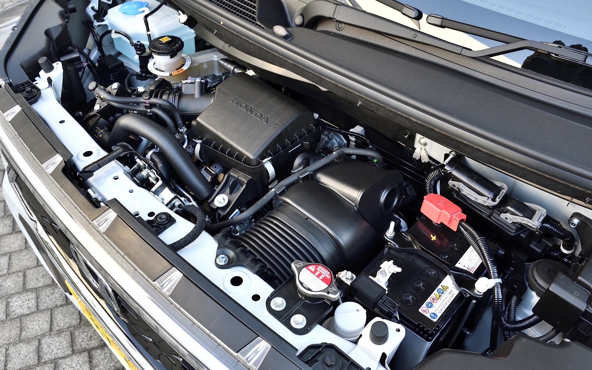 ターボエンジンは最高出力47kW（64PS）/6000rpm、最大トルク104Nm/2600rpmを発生。電動ウェイストゲートが必要に応じて過給圧をコントロールして、ターボならではのパワフルな走りに加え、レスポンス向上と低燃費を実現した