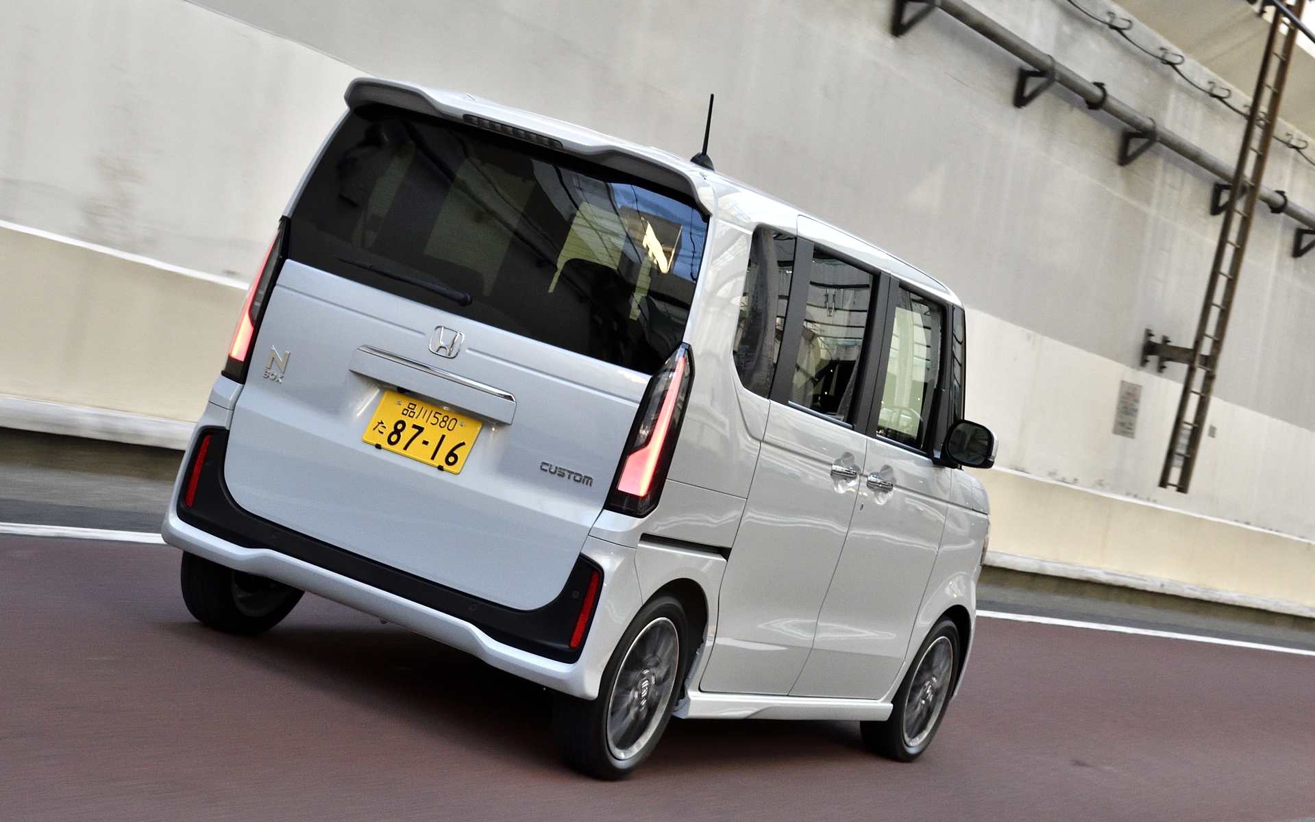 高速道路の追い越しや登り坂でも安定した走りは魅力