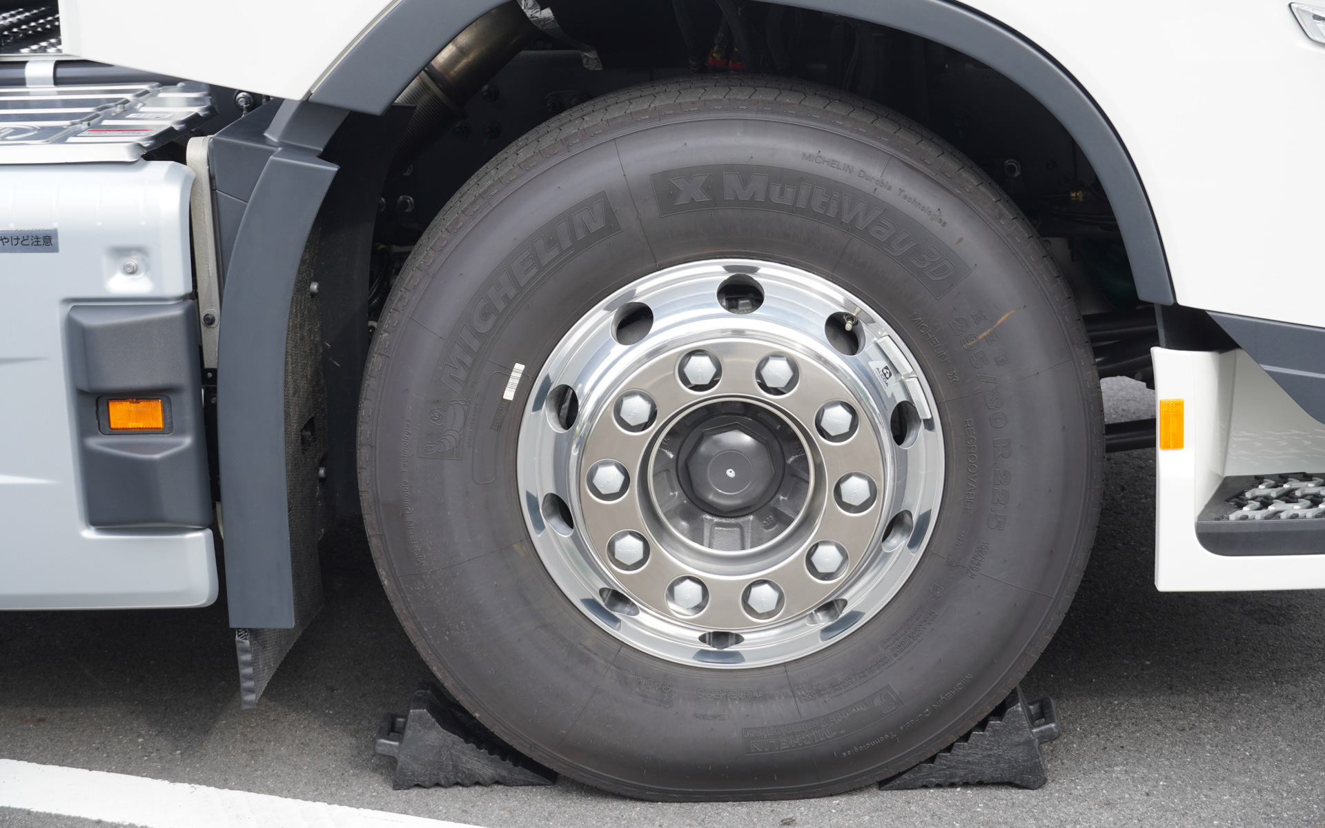 6×4トラクター グローブトロッターキャブ（参考展示車両）のタイヤはすべて295/80R22.5