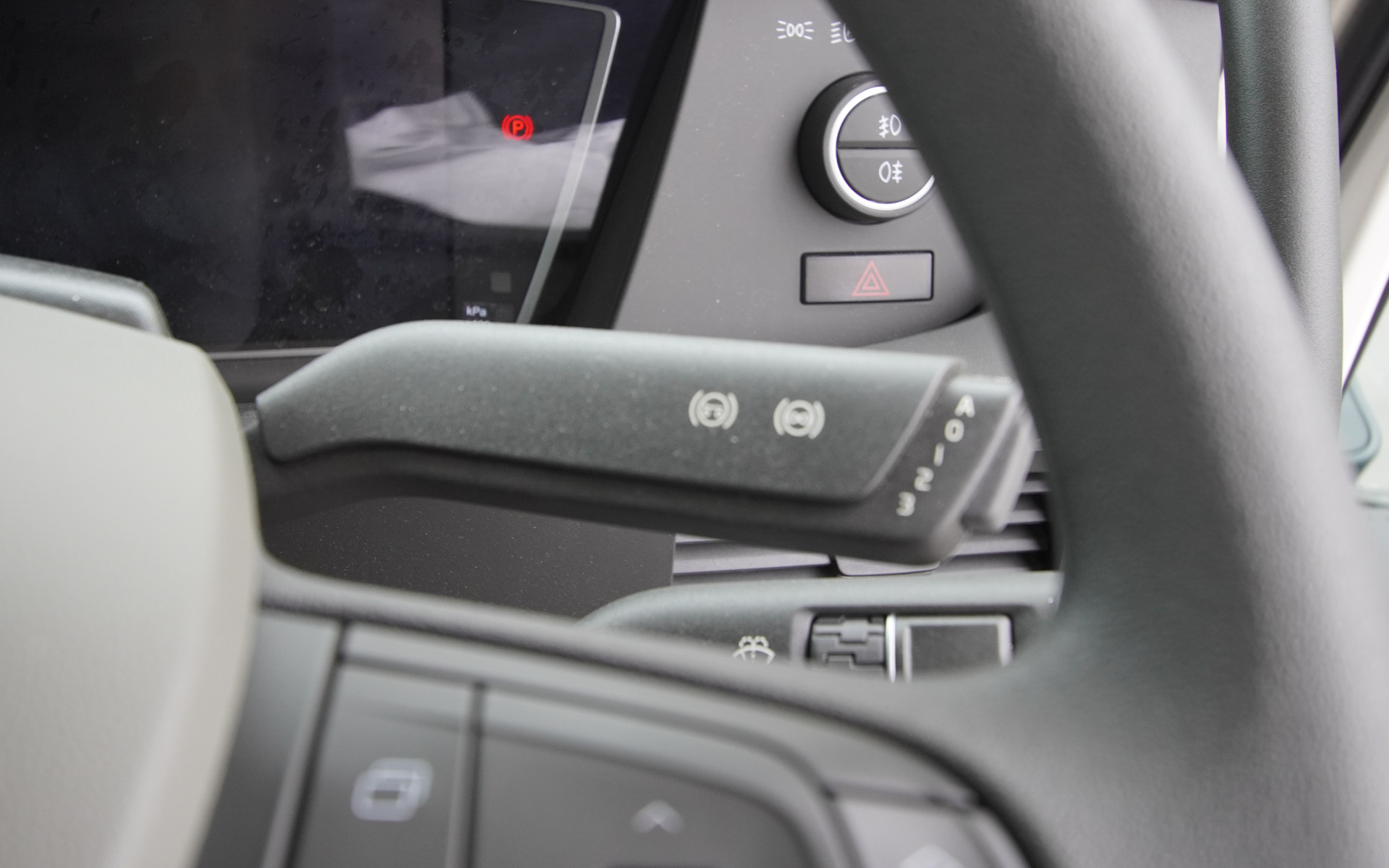 リターダーのスイッチは右側になる