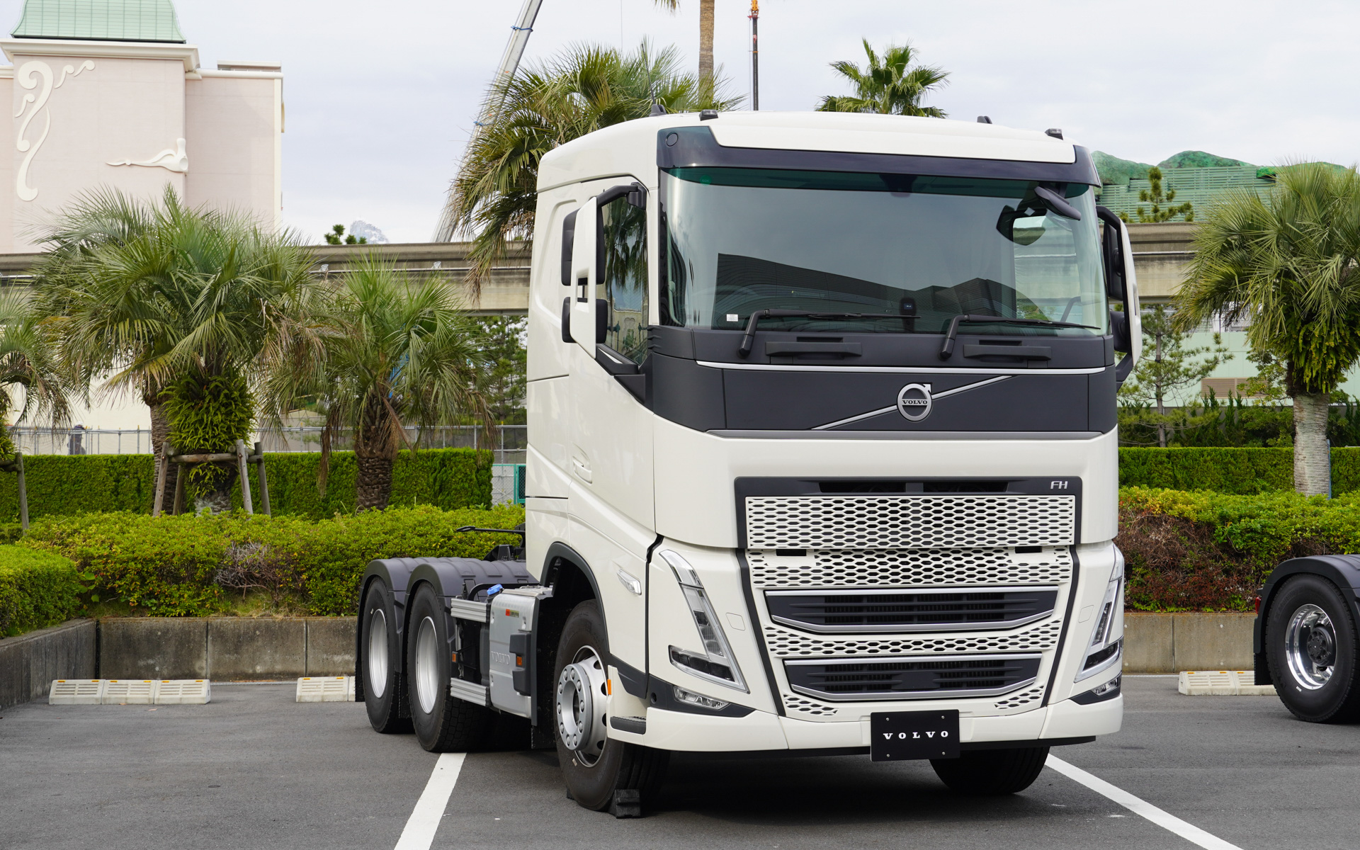 ルーフの低い6×4トラクター スリーパーキャブは既存のラインナップ