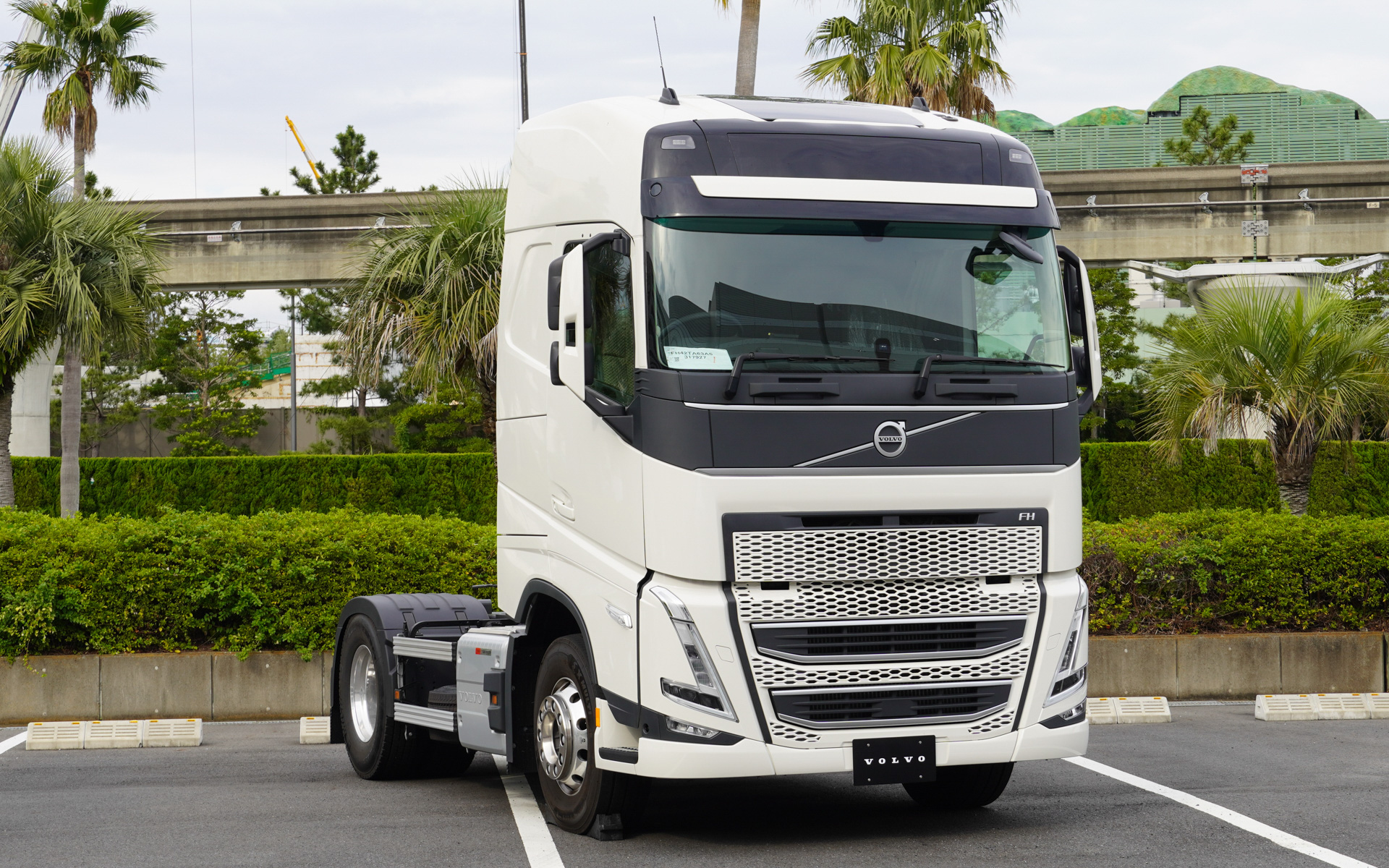 ハイルーフだが、タイヤに高さがなく全高は3.8m未満に収まっている4×2トラクター グローブトロッターキャブ