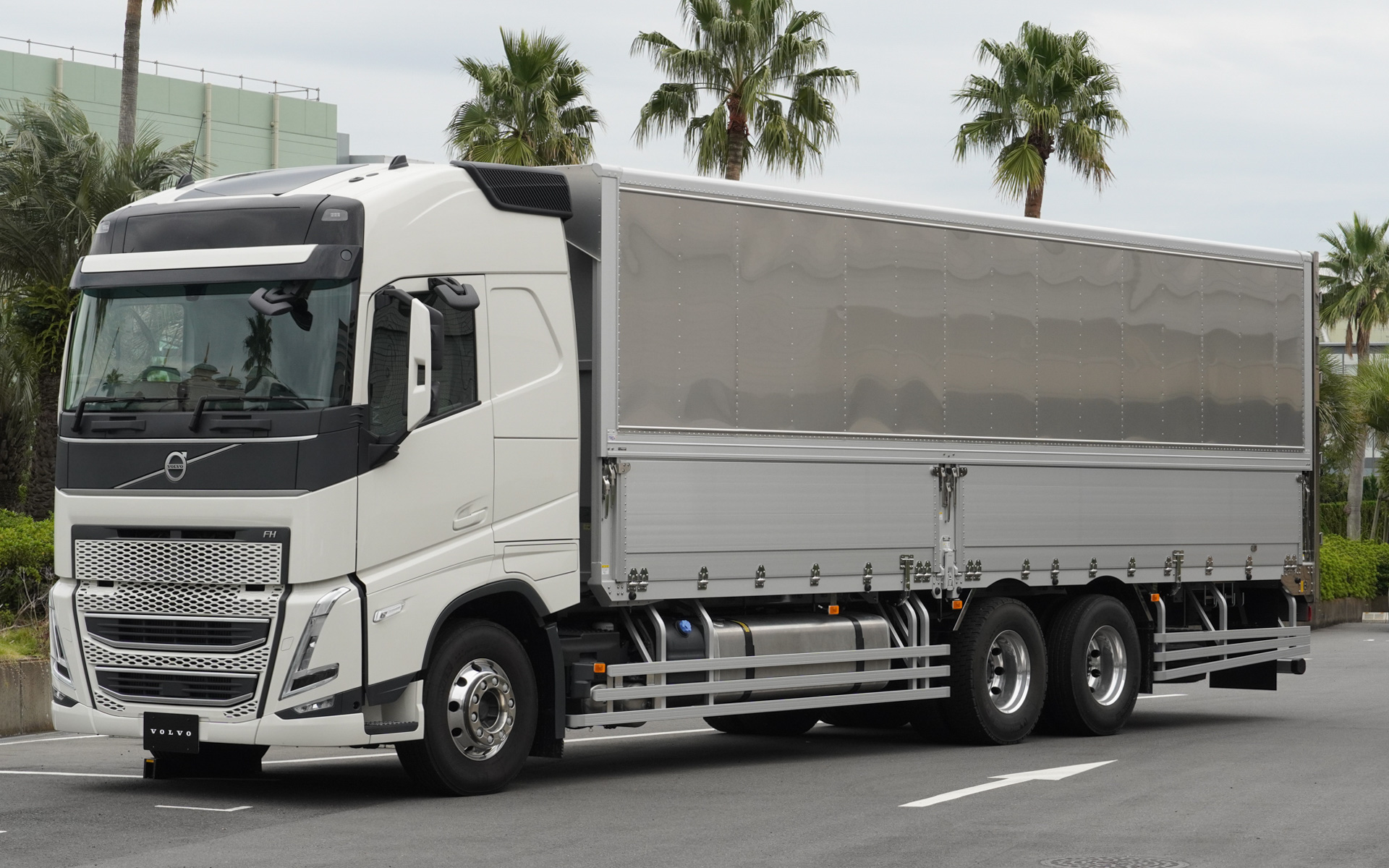 ボルボFH 6×2リジッド、ウイングバンは日本トレクスによる架装