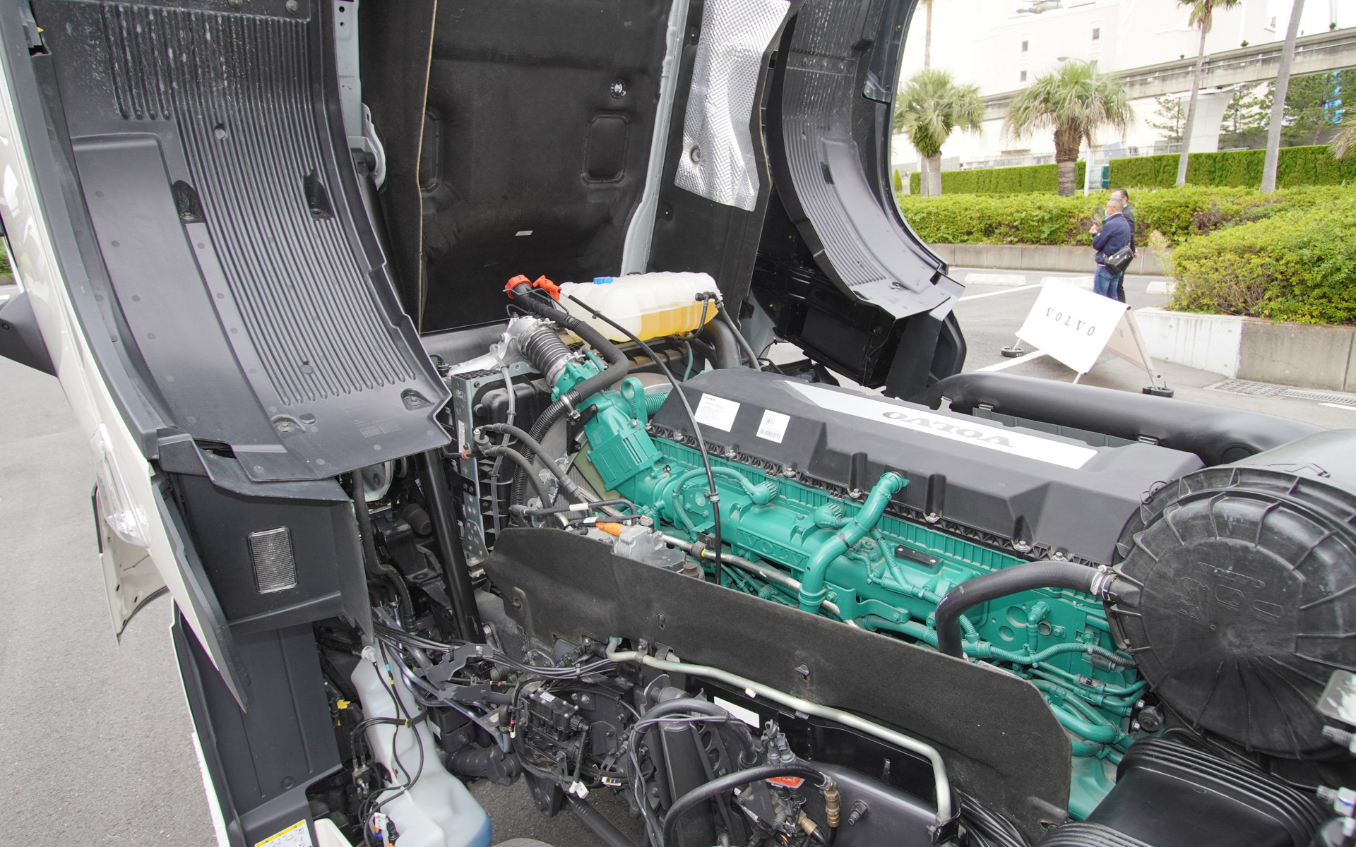 エンジンはすべて12.8リッターのD13エンジン。470PSタイプと551PSタイプがある