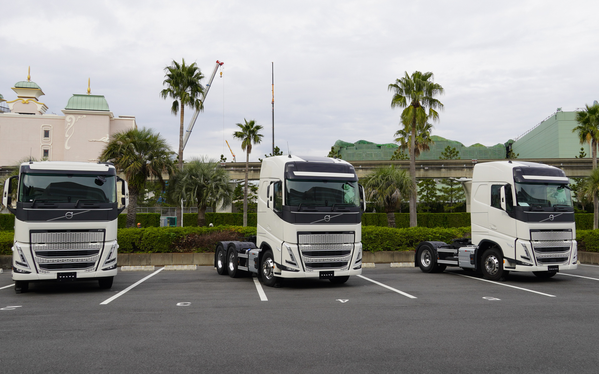 ボルボFH、左から6×4トラクター スリーパーキャブ、6×4トラクター グローブトロッターキャブ（参考展示車両）、4×2トラクター グローブトロッターキャブ