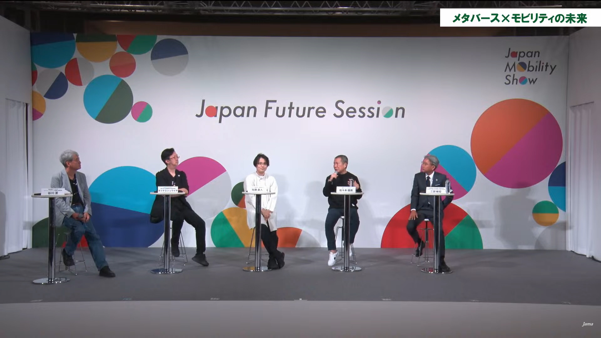 左から、モデレーターの株式会社インプレス コンシューマメディア事業部 事業部長 谷川潔氏、プロマインクラフターで東京大学 大学院情報学環 客員研究員のタツナミシュウイチ氏、クラスター株式会社 代表取締役CEO 加藤直人氏、作家・ジャーナリストの佐々木俊尚氏、一般社団法人日本自動車工業会副会長・本田技研工業株式会社 取締役代表執行役社長 三部敏宏氏